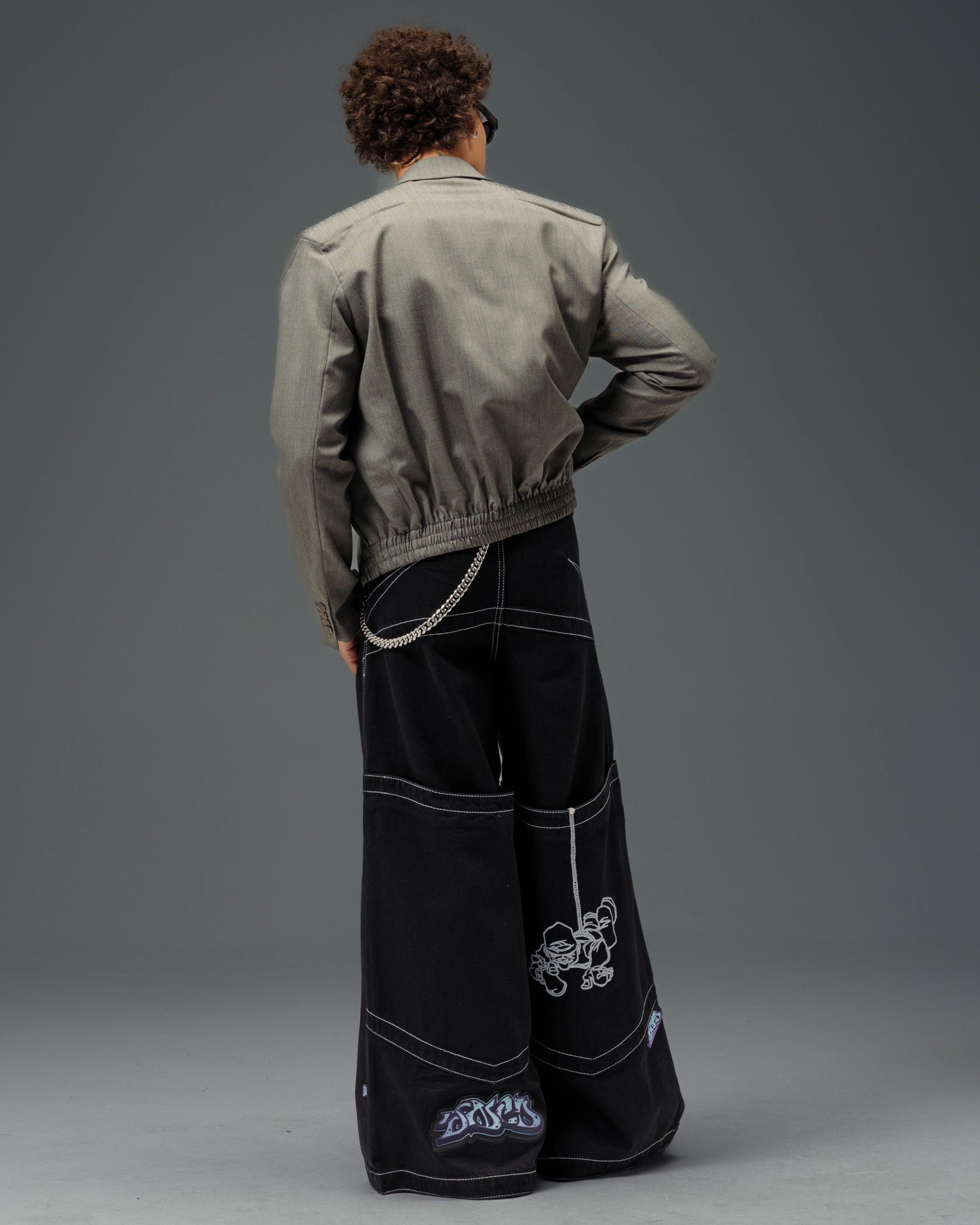 Hangin'. 34". Jet Black.