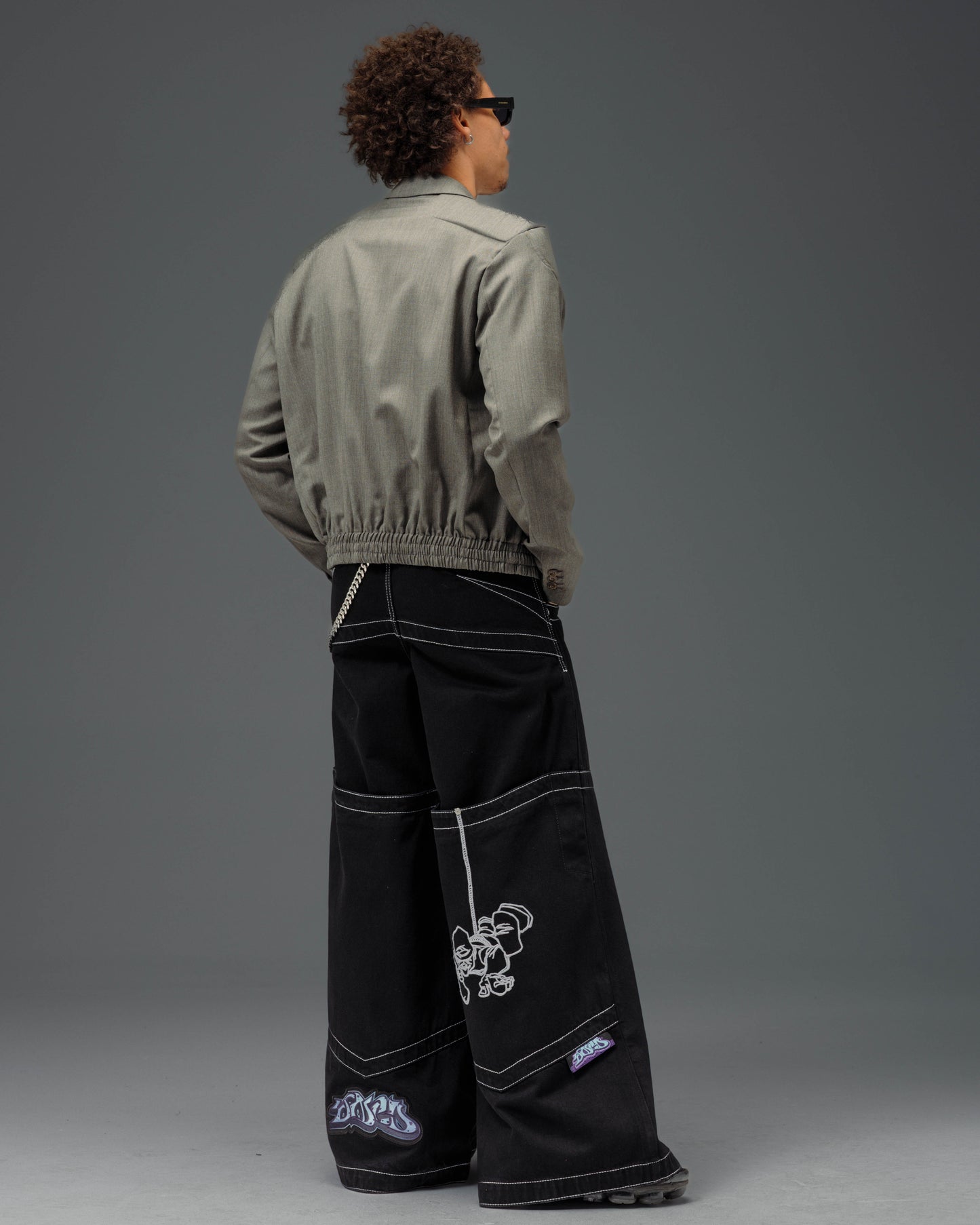 Hangin'. 34". Jet Black.