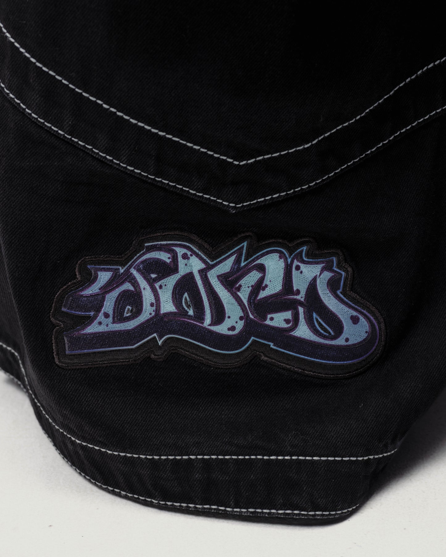 Hangin'. 34". Jet Black.