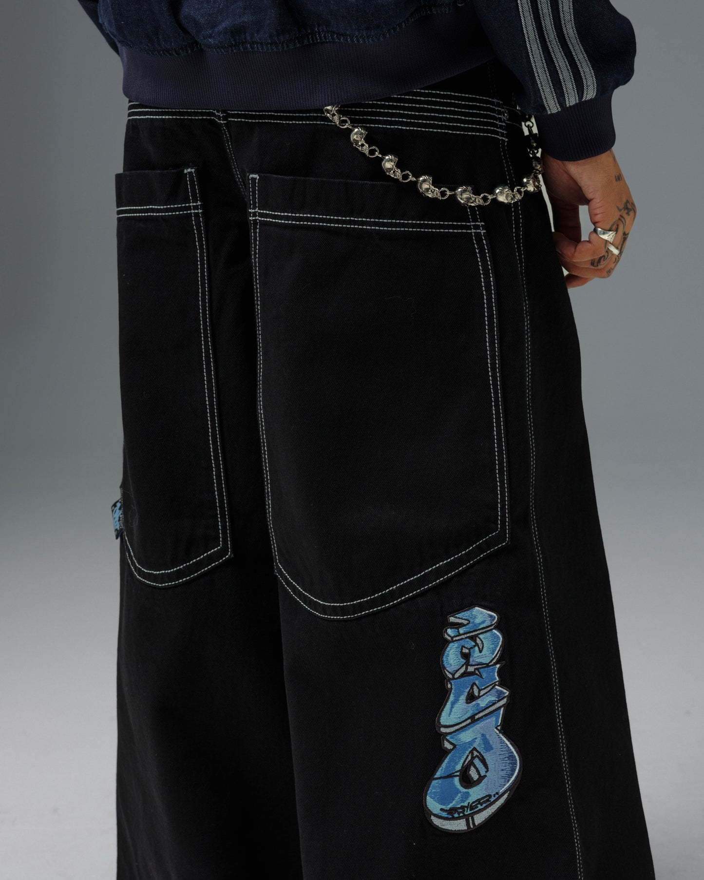 Battle. 30". Jet Black.