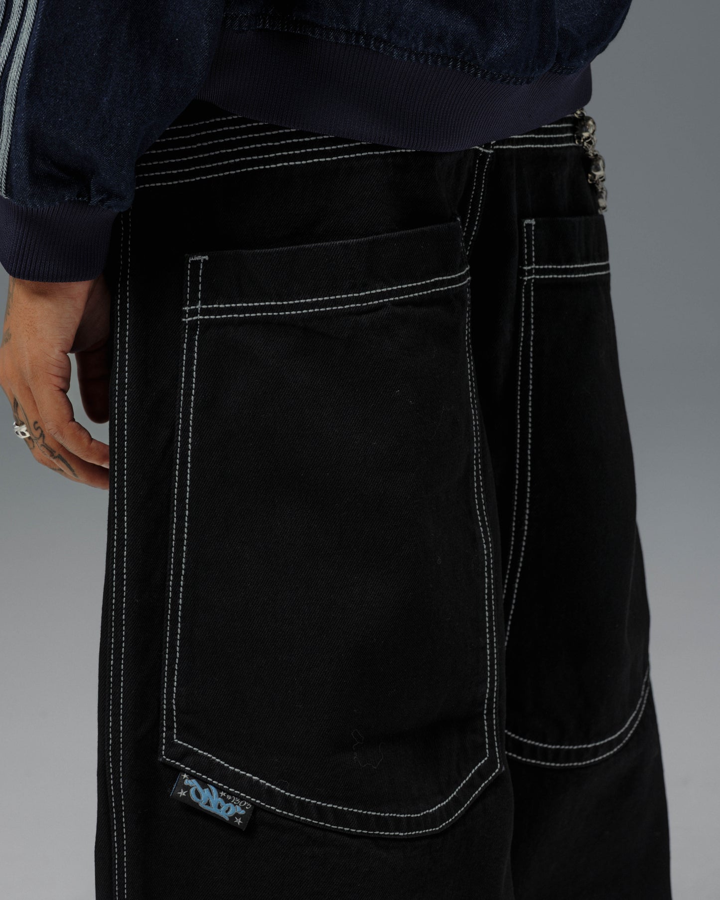 Battle. 30". Jet Black.