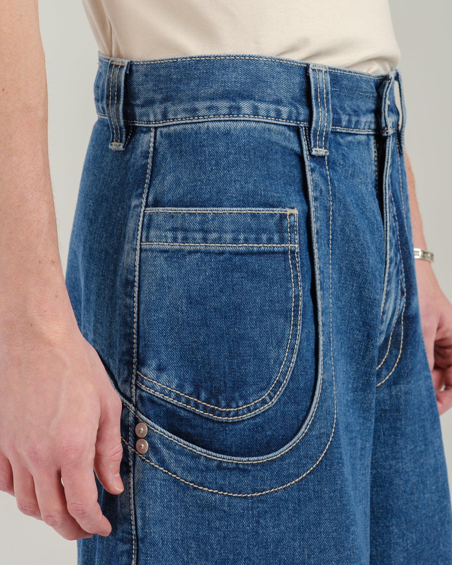 Rhino. 34". Dark Stone.