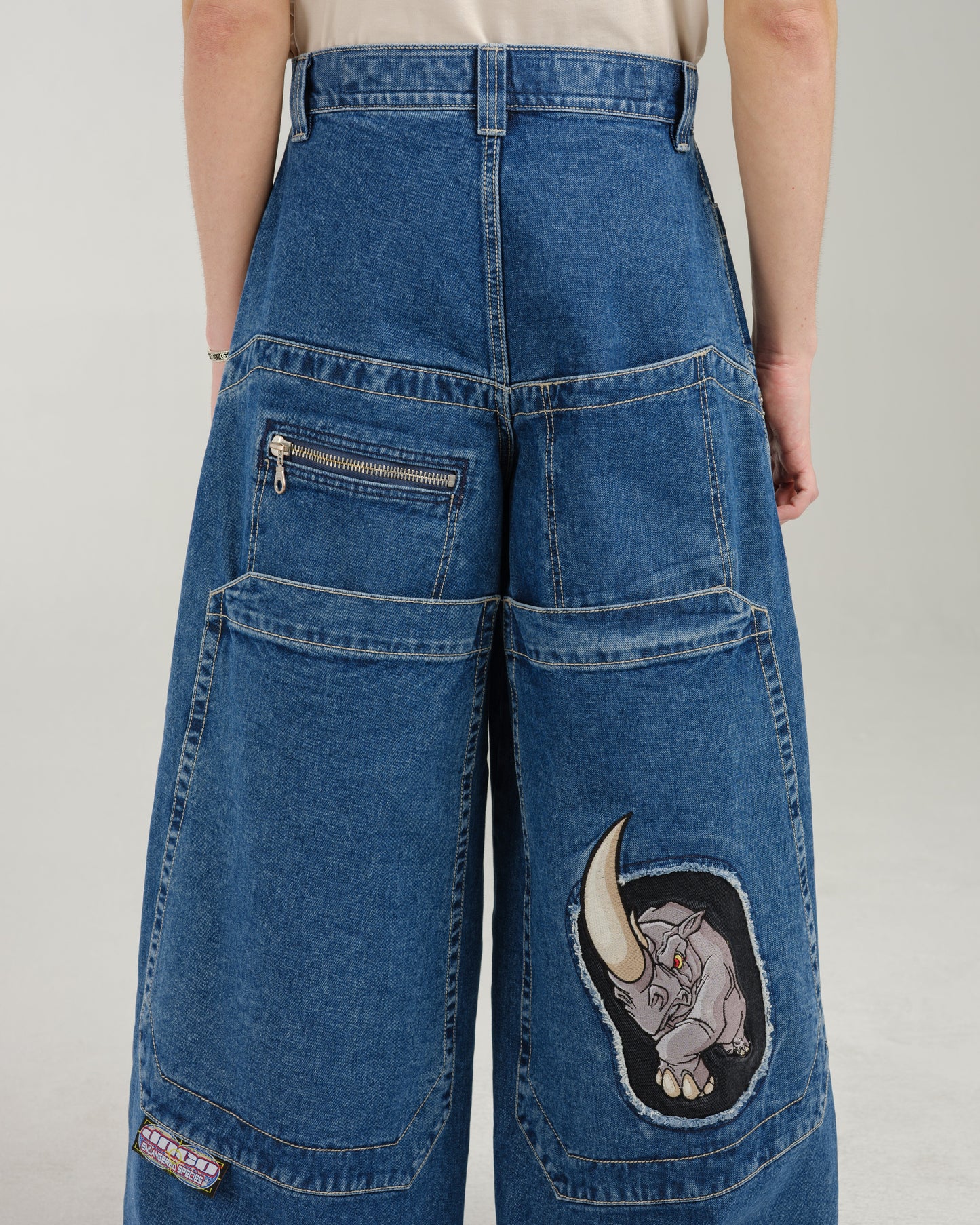 Rhino. 34". Dark Stone.