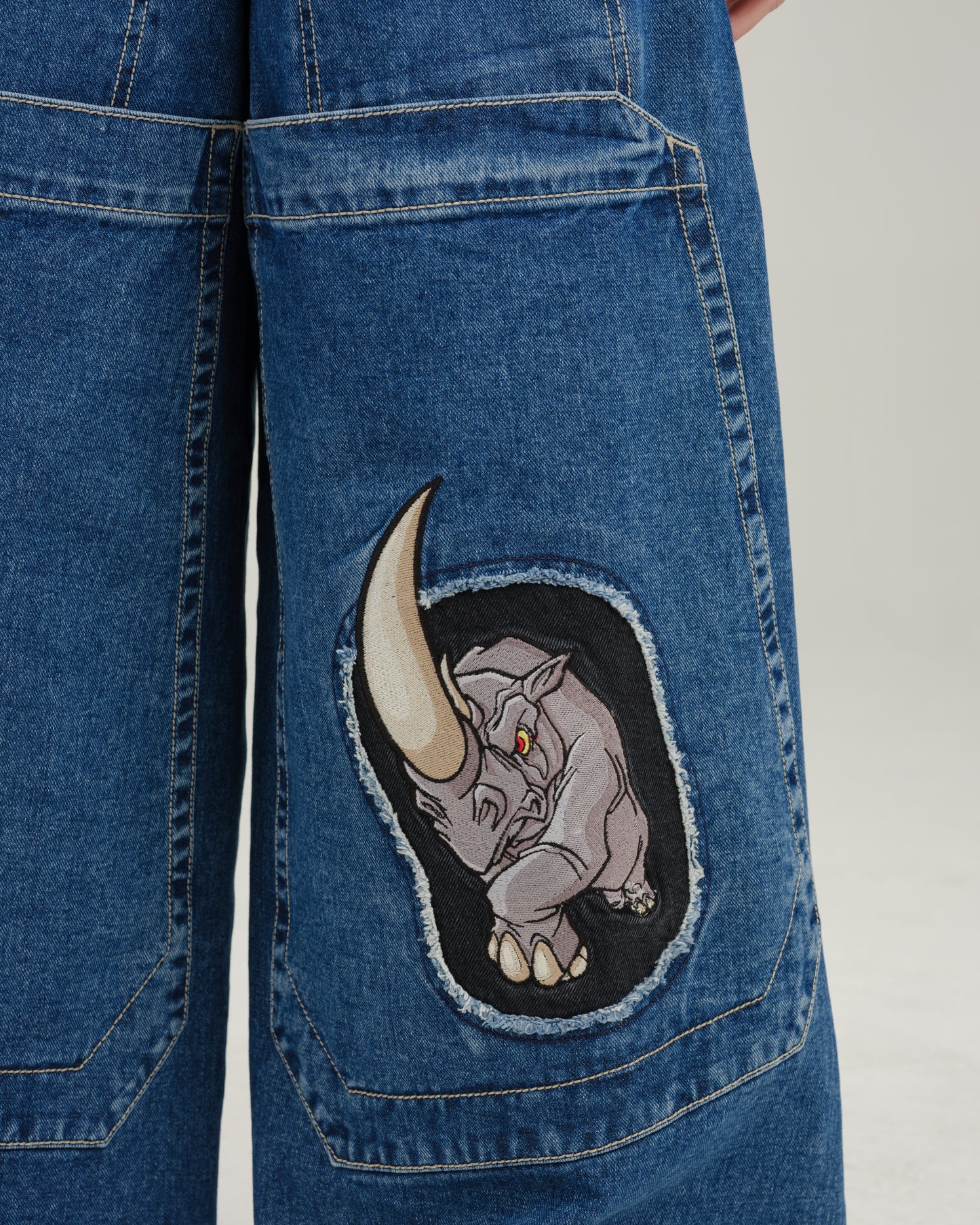 Rhino. 34". Dark Stone.