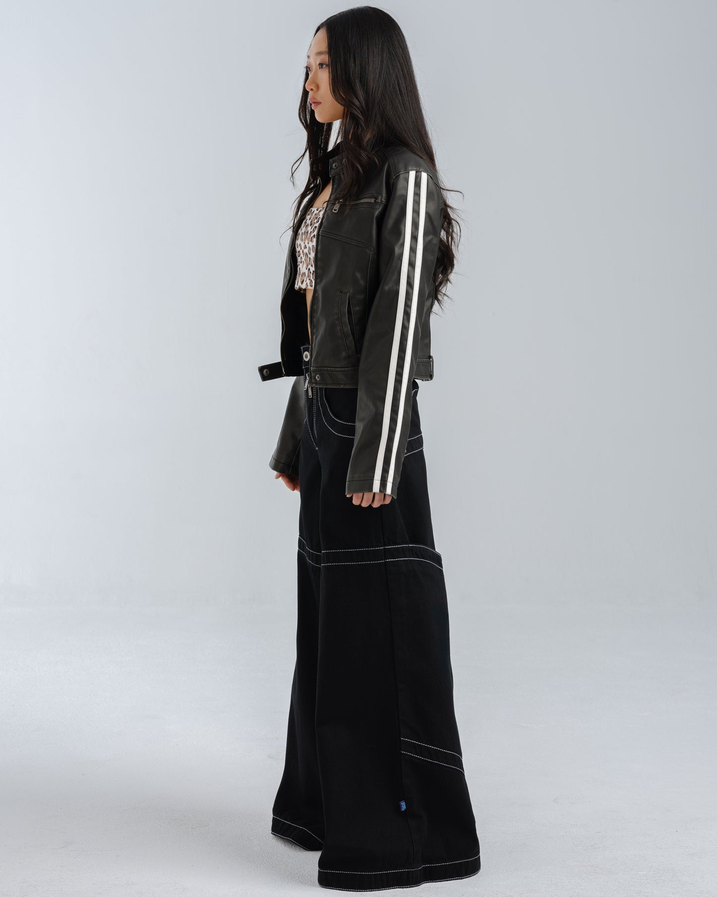 W Hangin'. 34". Jet Black.