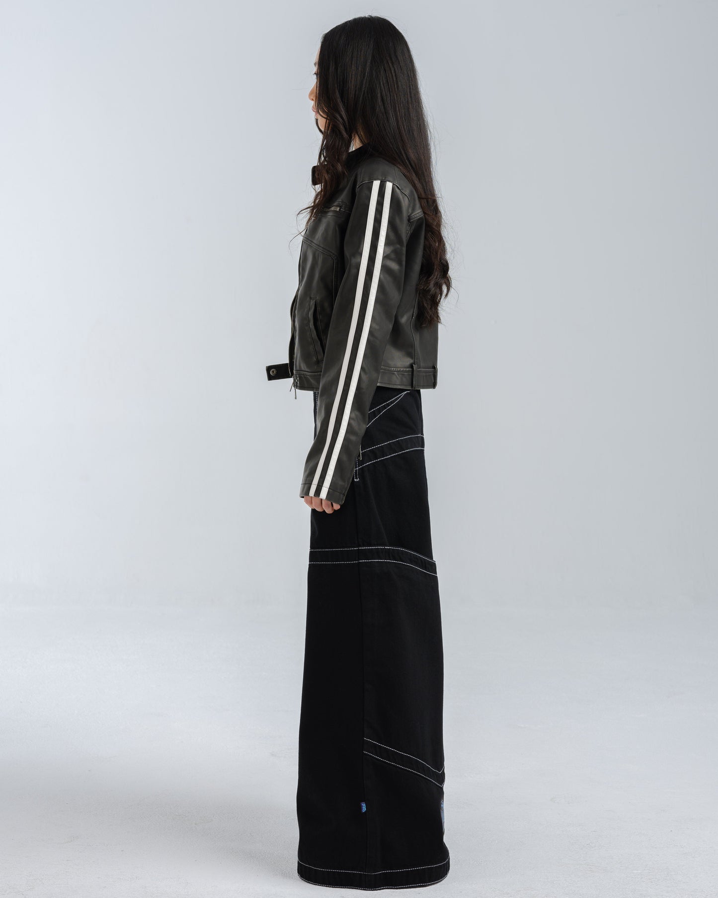 W Hangin'. 34". Jet Black.