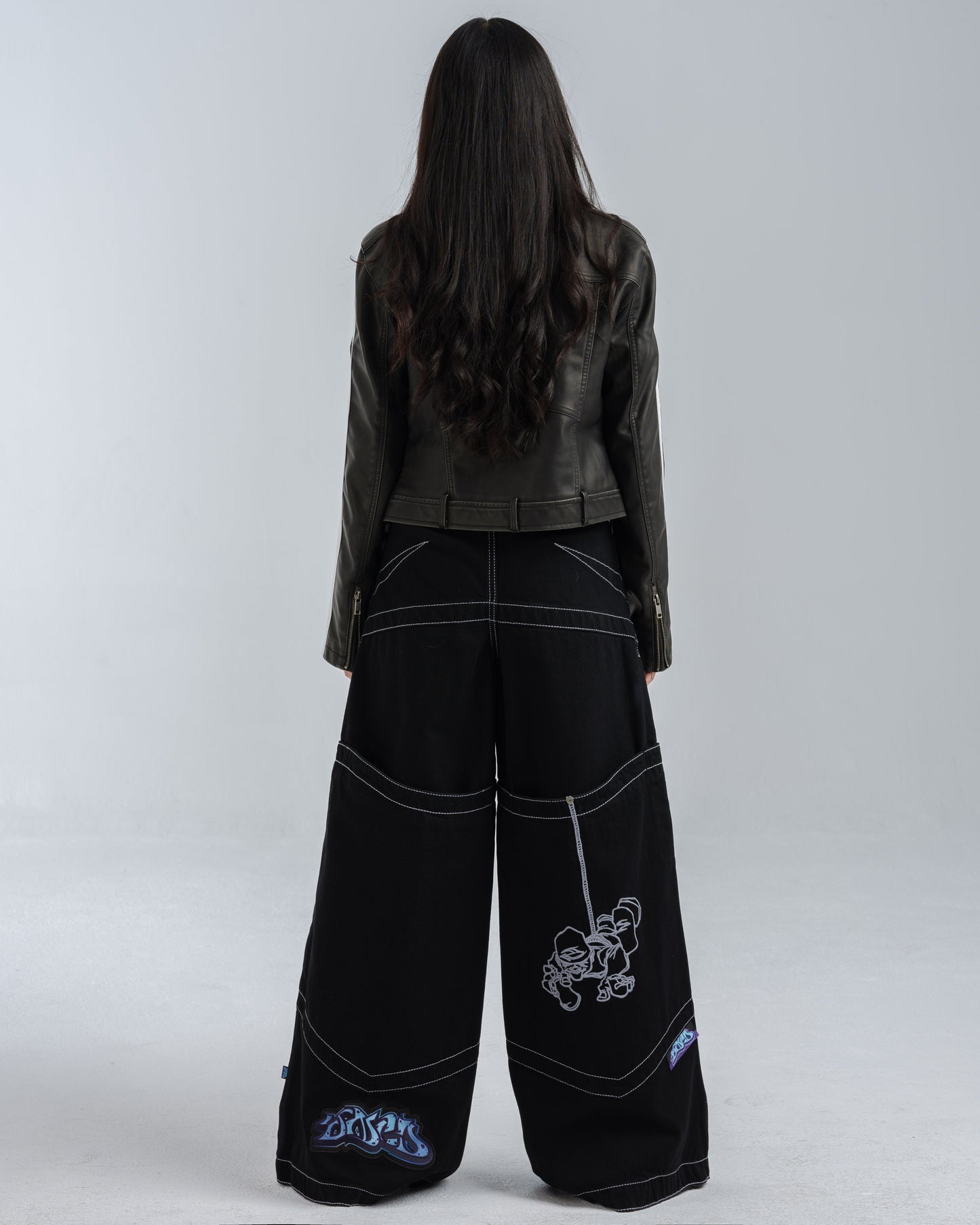 W Hangin'. 34". Jet Black.