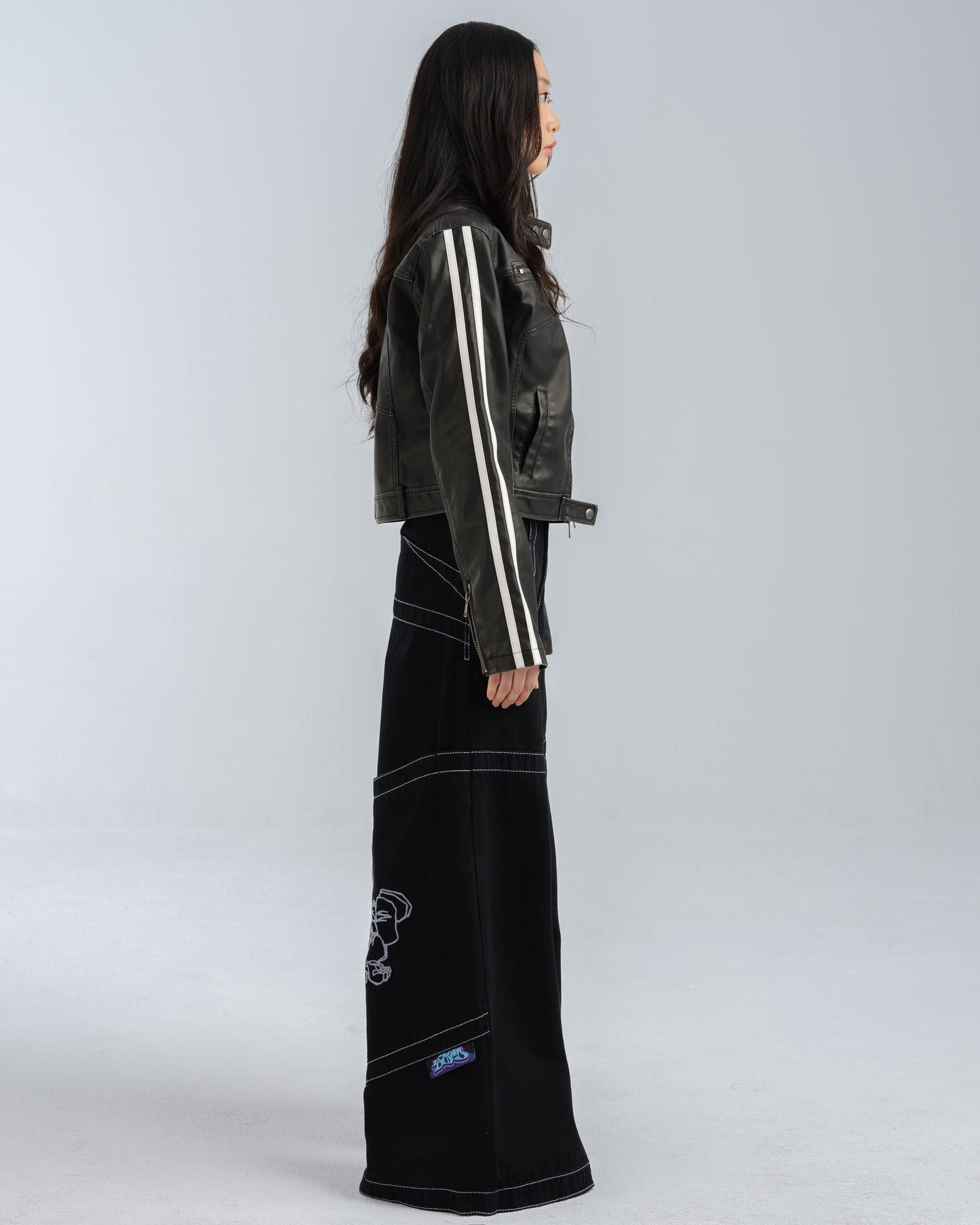 W Hangin'. 34". Jet Black.