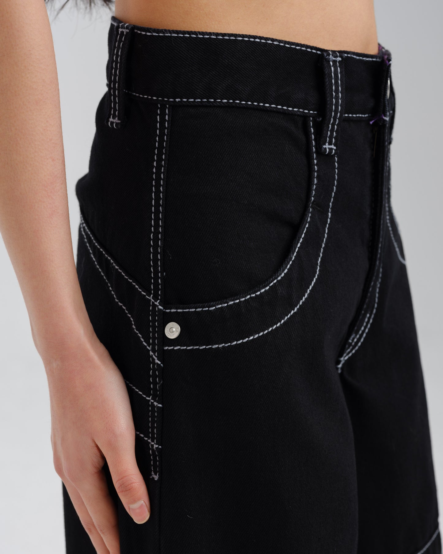 W Hangin'. 34". Jet Black.