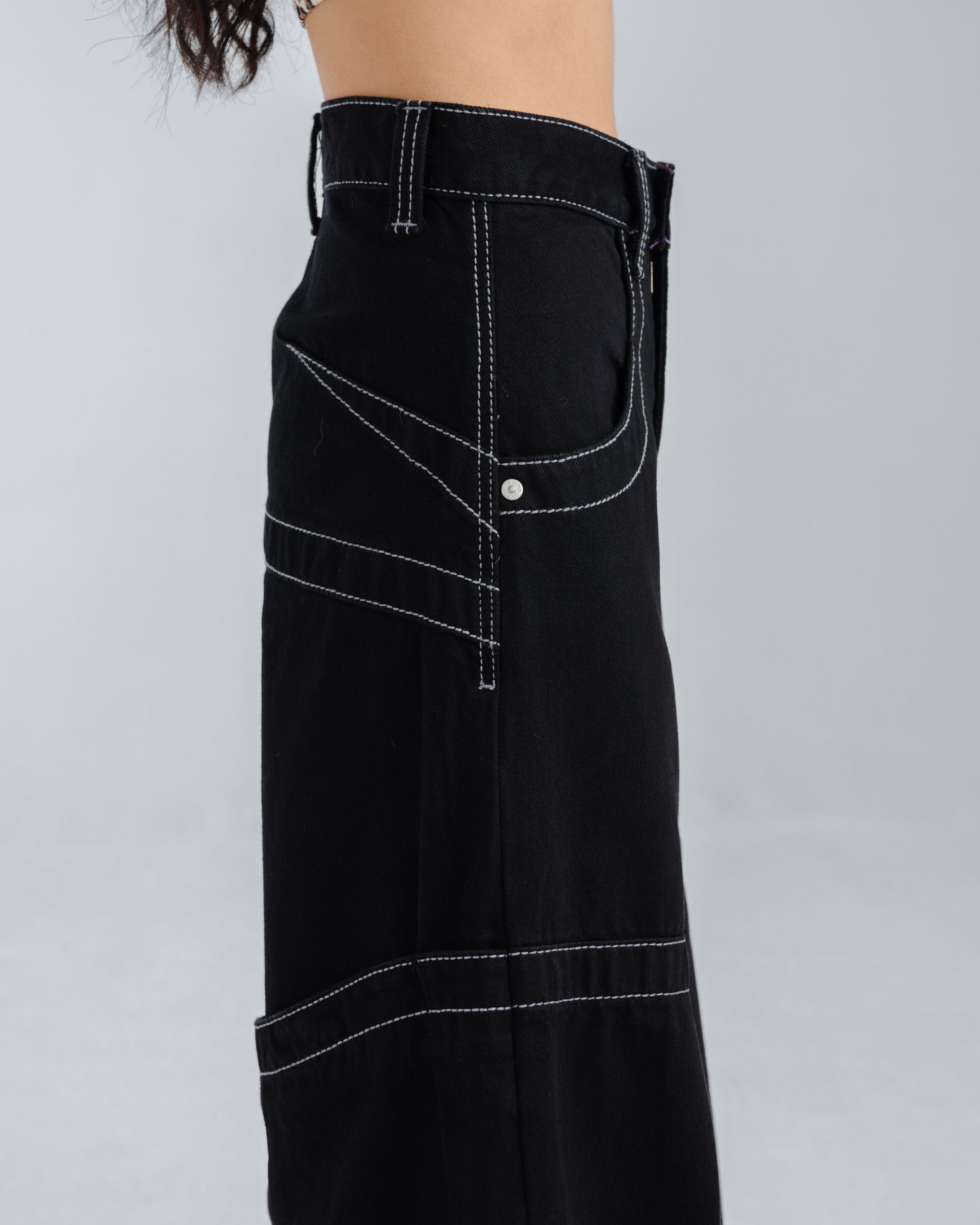 W Hangin'. 34". Jet Black.