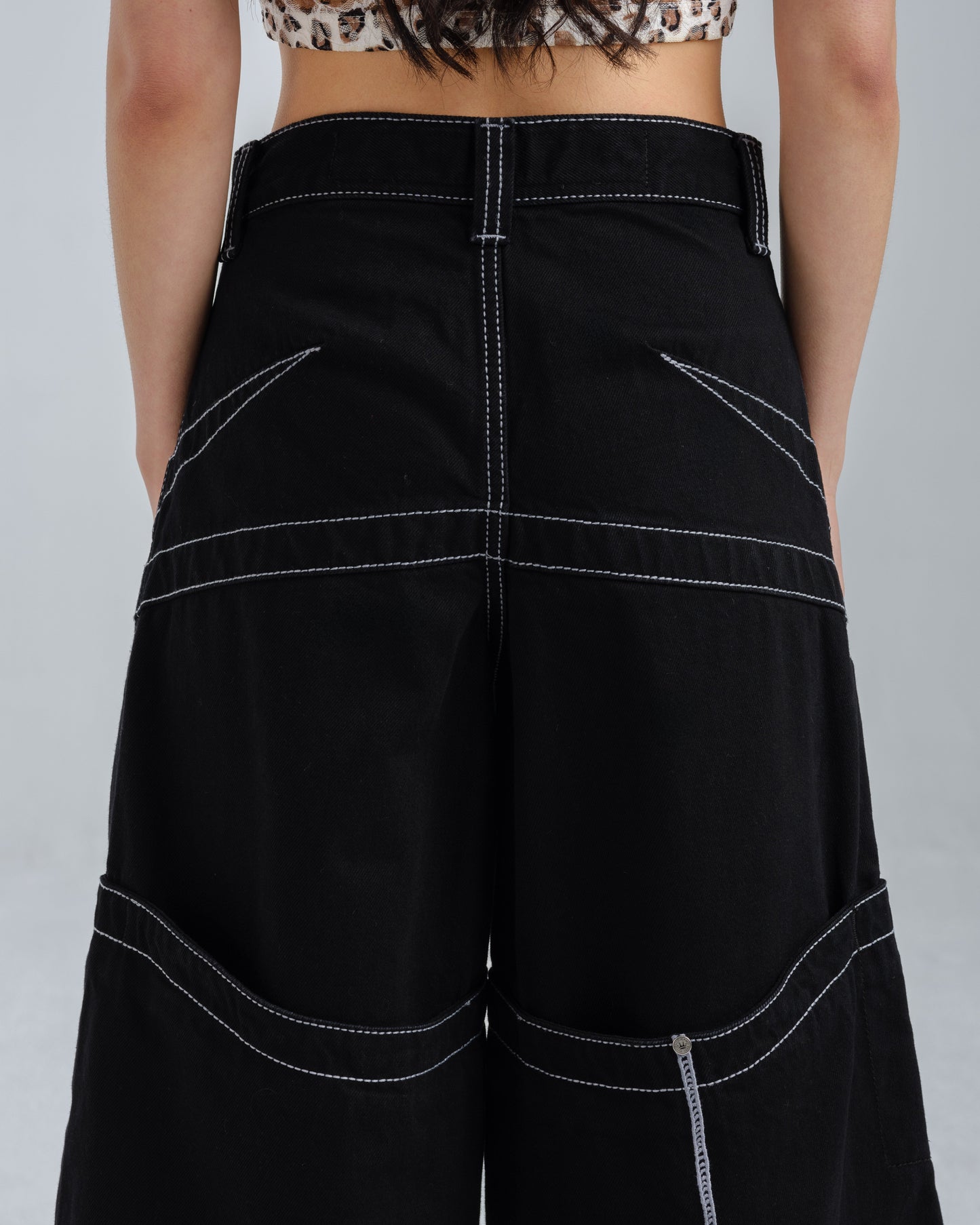 W Hangin'. 34". Jet Black.