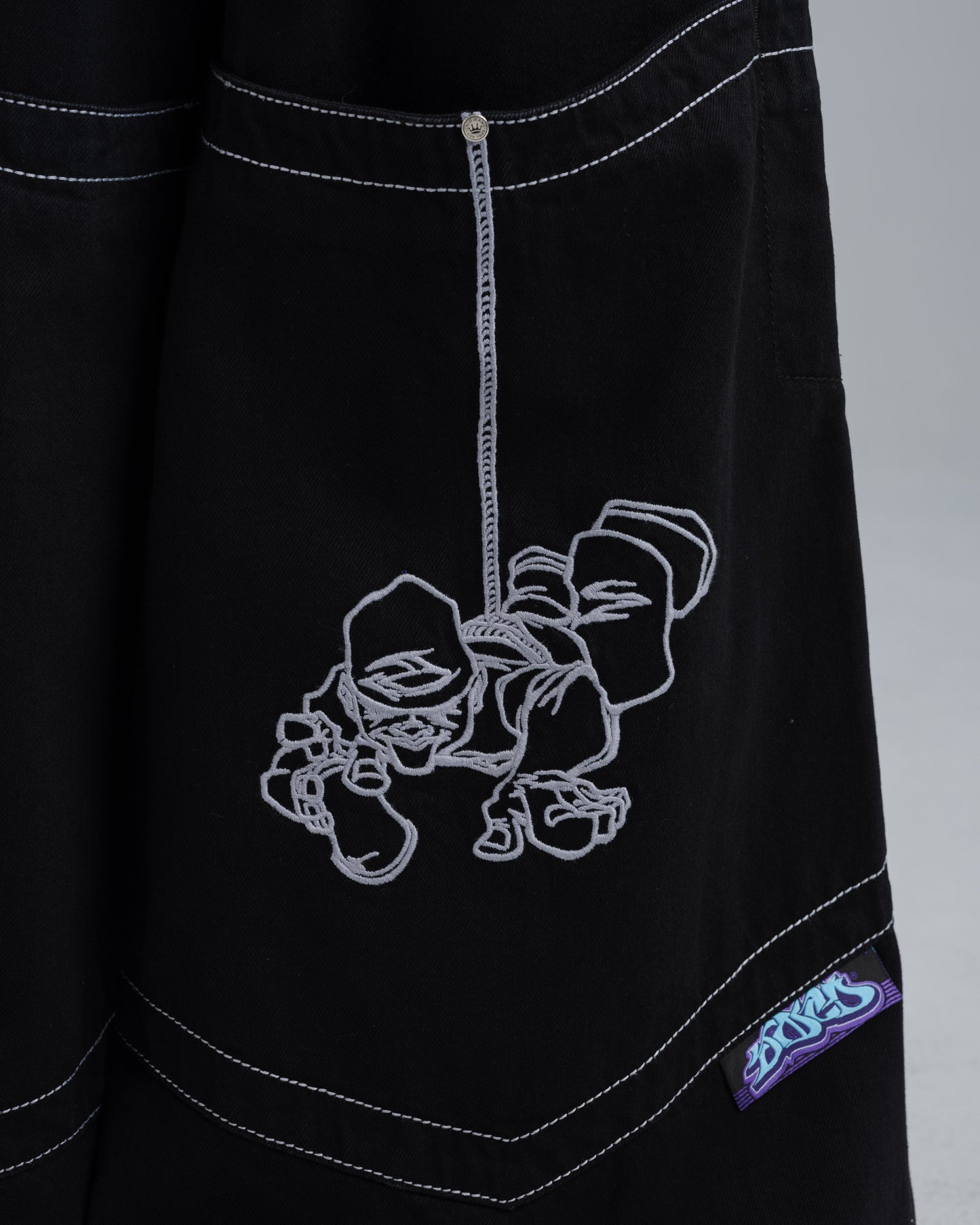 W Hangin'. 34". Jet Black.