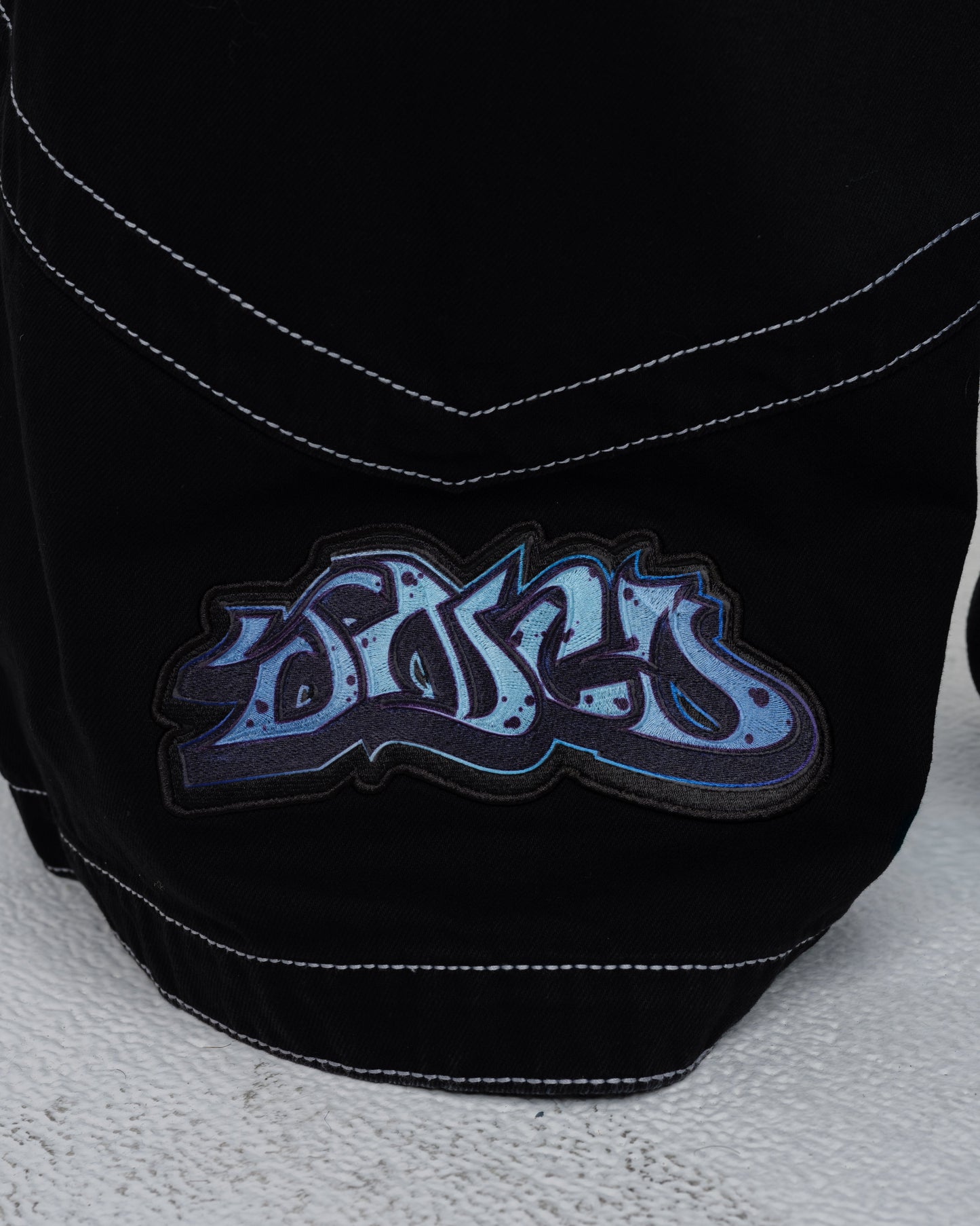 W Hangin'. 34". Jet Black.