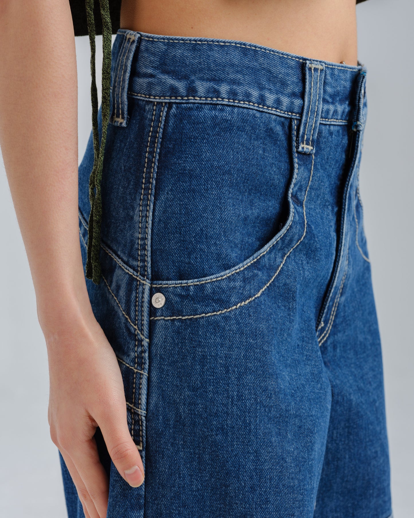 W Hangin'. 34". Dark Stone.