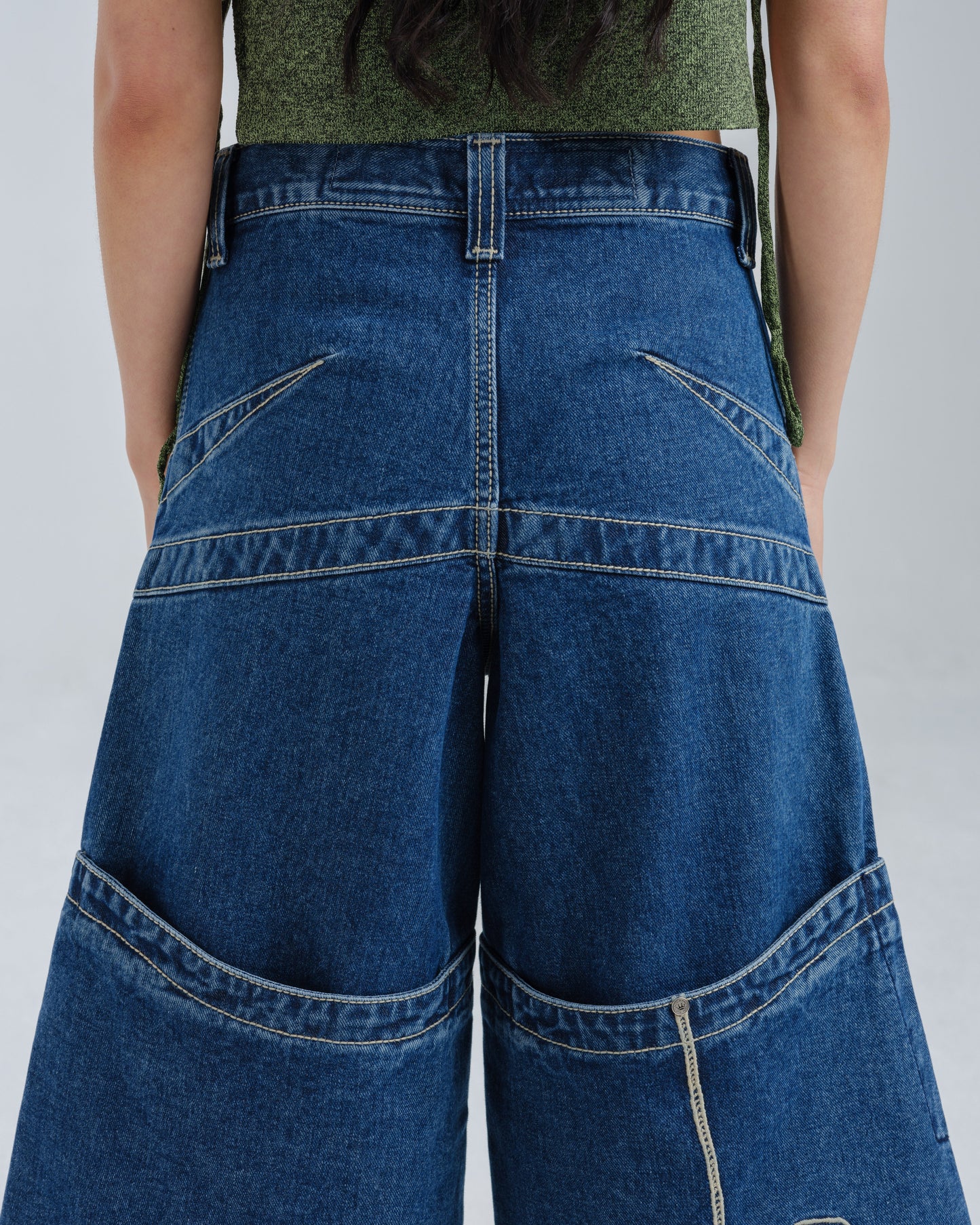 W Hangin'. 34". Dark Stone.