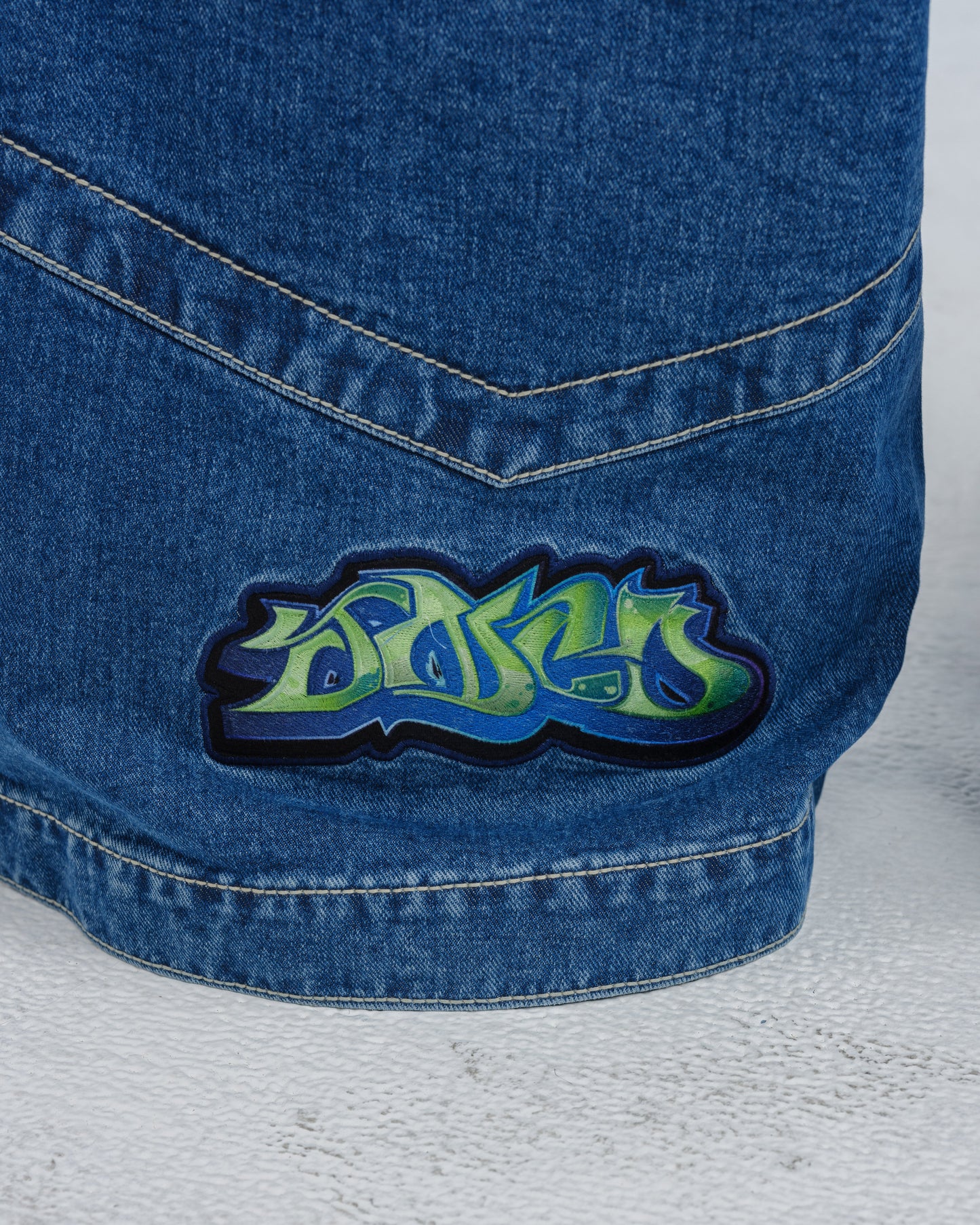 W Hangin'. 34". Dark Stone.