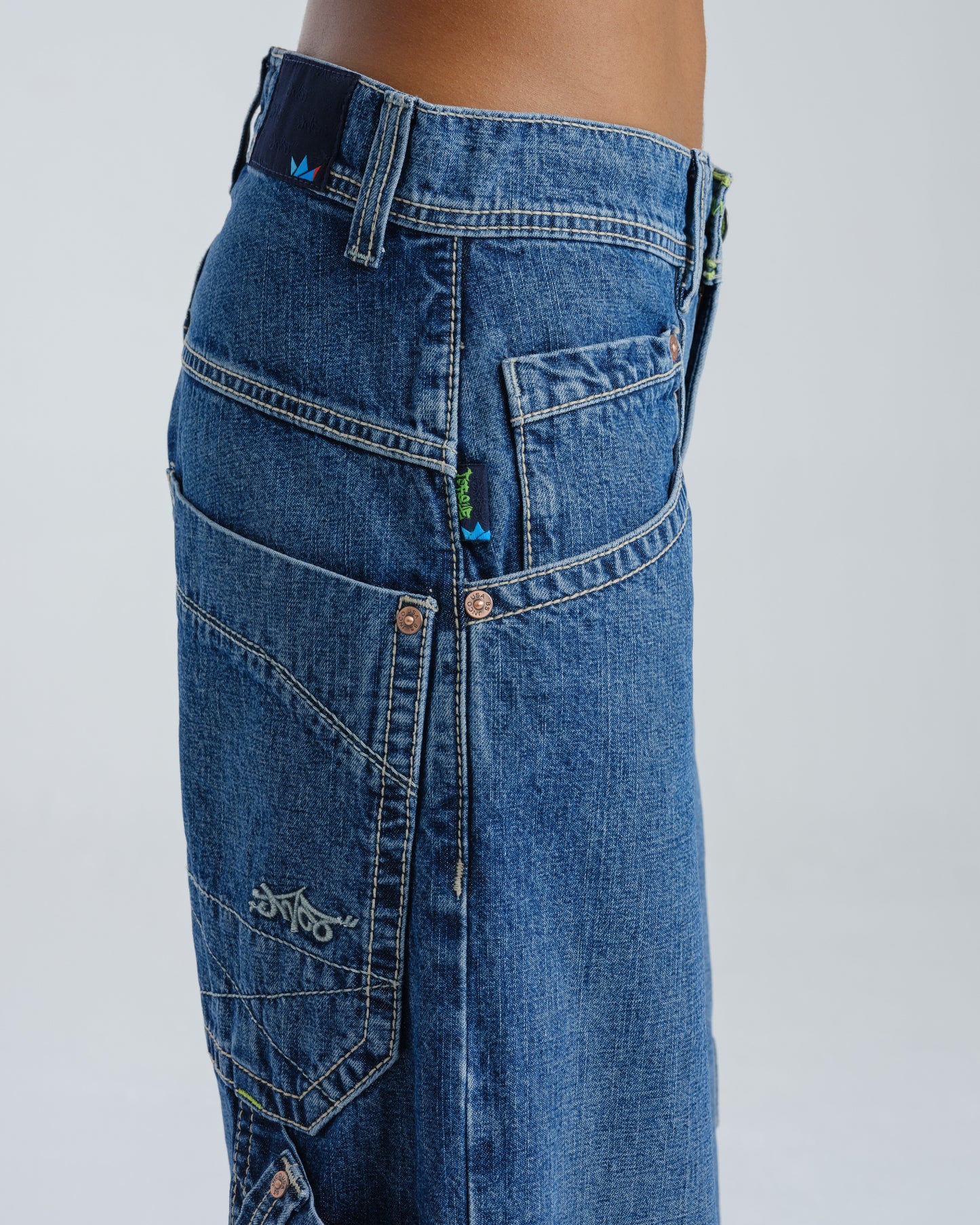 W Torque Cargo Carpenter. 23". Hand-Sand Dark Stone.