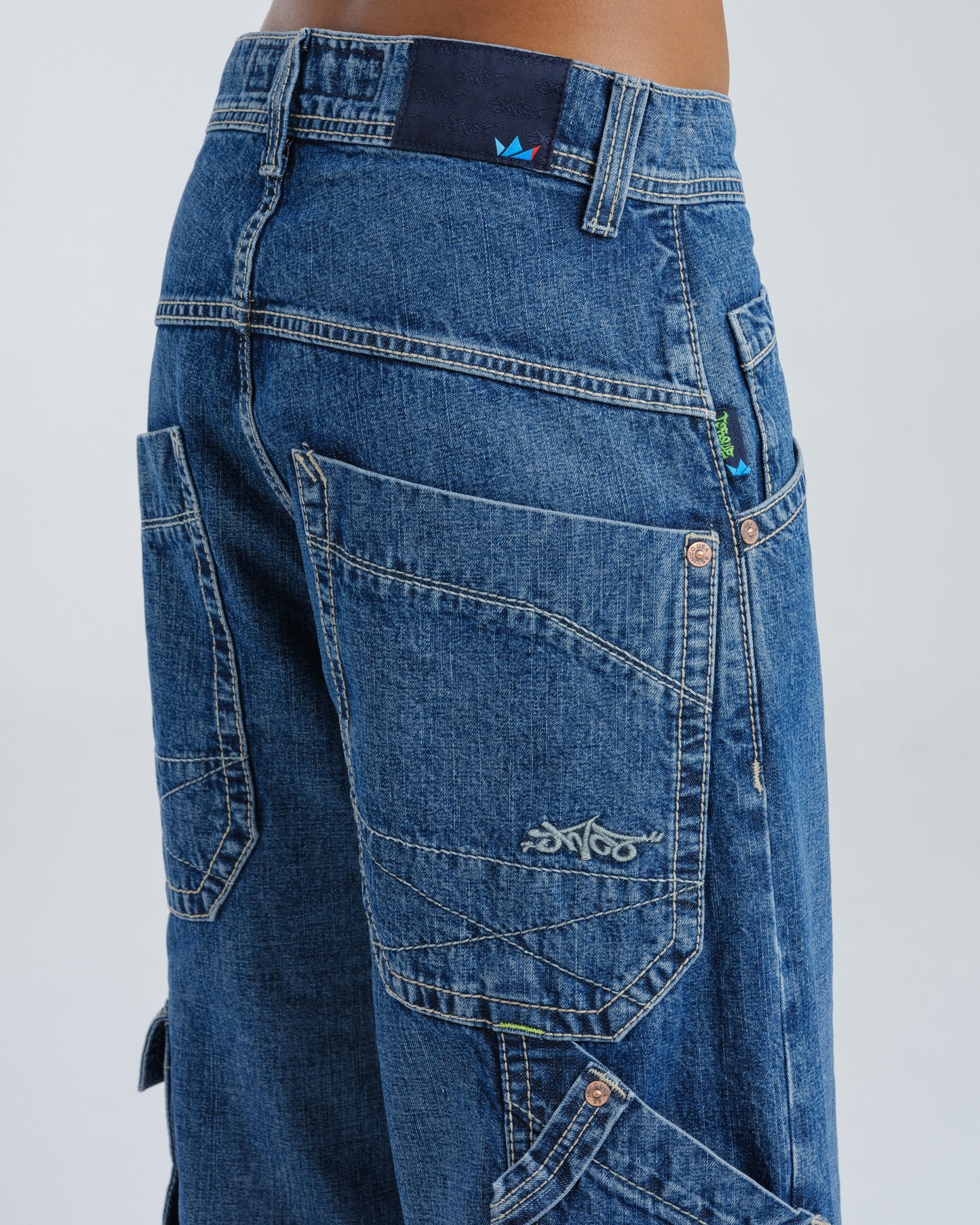 W Torque Cargo Carpenter. 23". Hand-Sand Dark Stone.