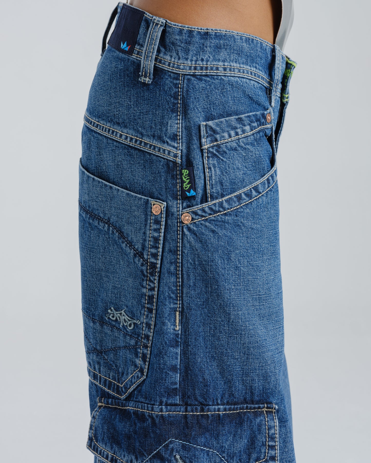 W Quad Cargo. 23". Hand-Sand Dark Stone.