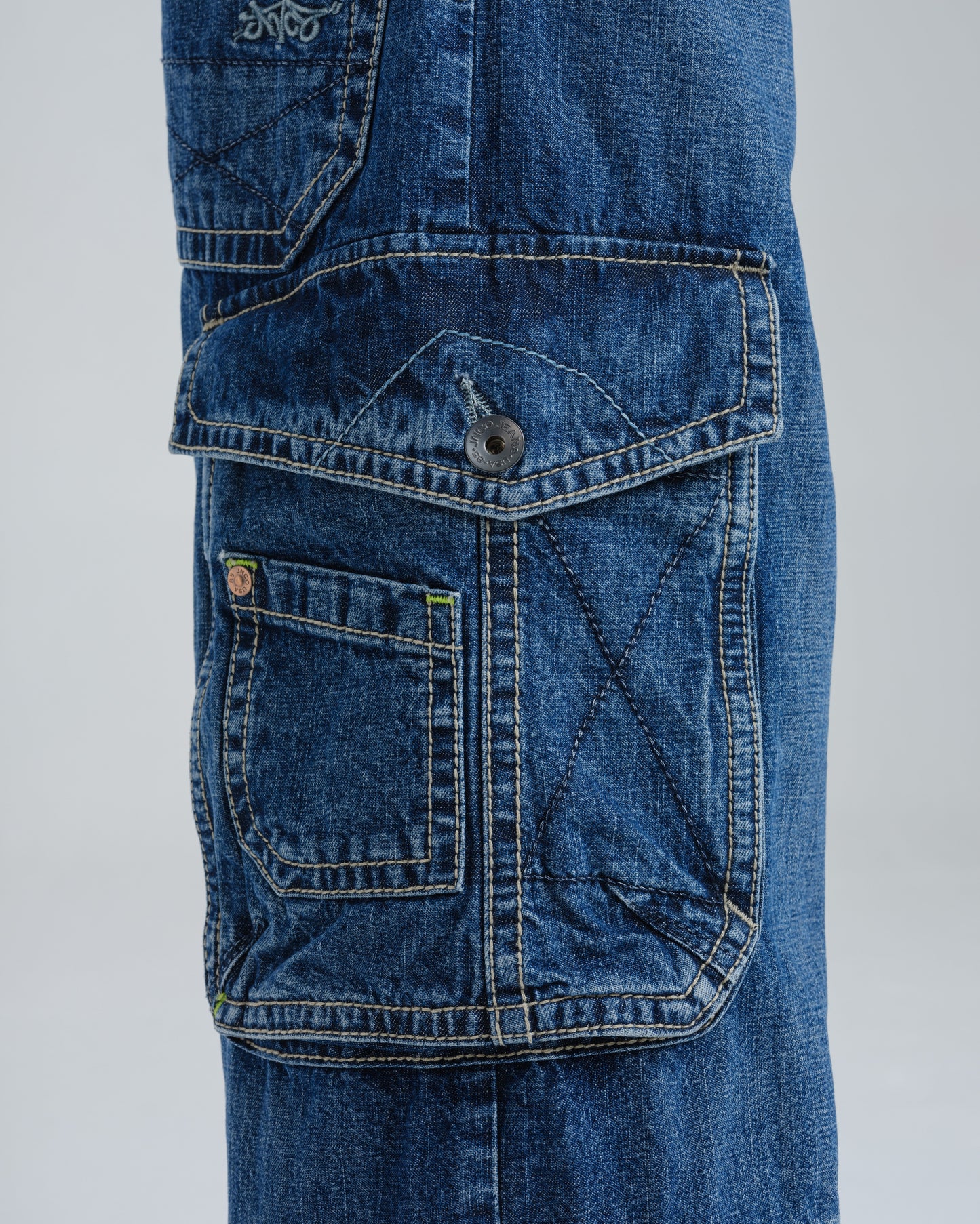 W Quad Cargo. 23". Hand-Sand Dark Stone.