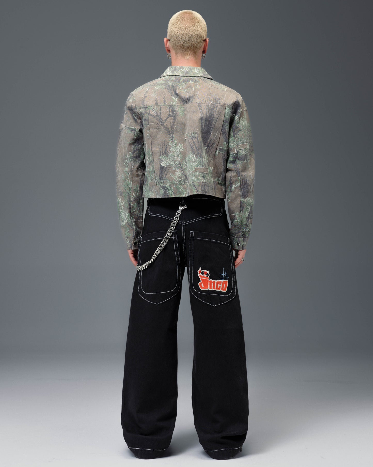 1169 Low Down Deck. 20". Jet Black.