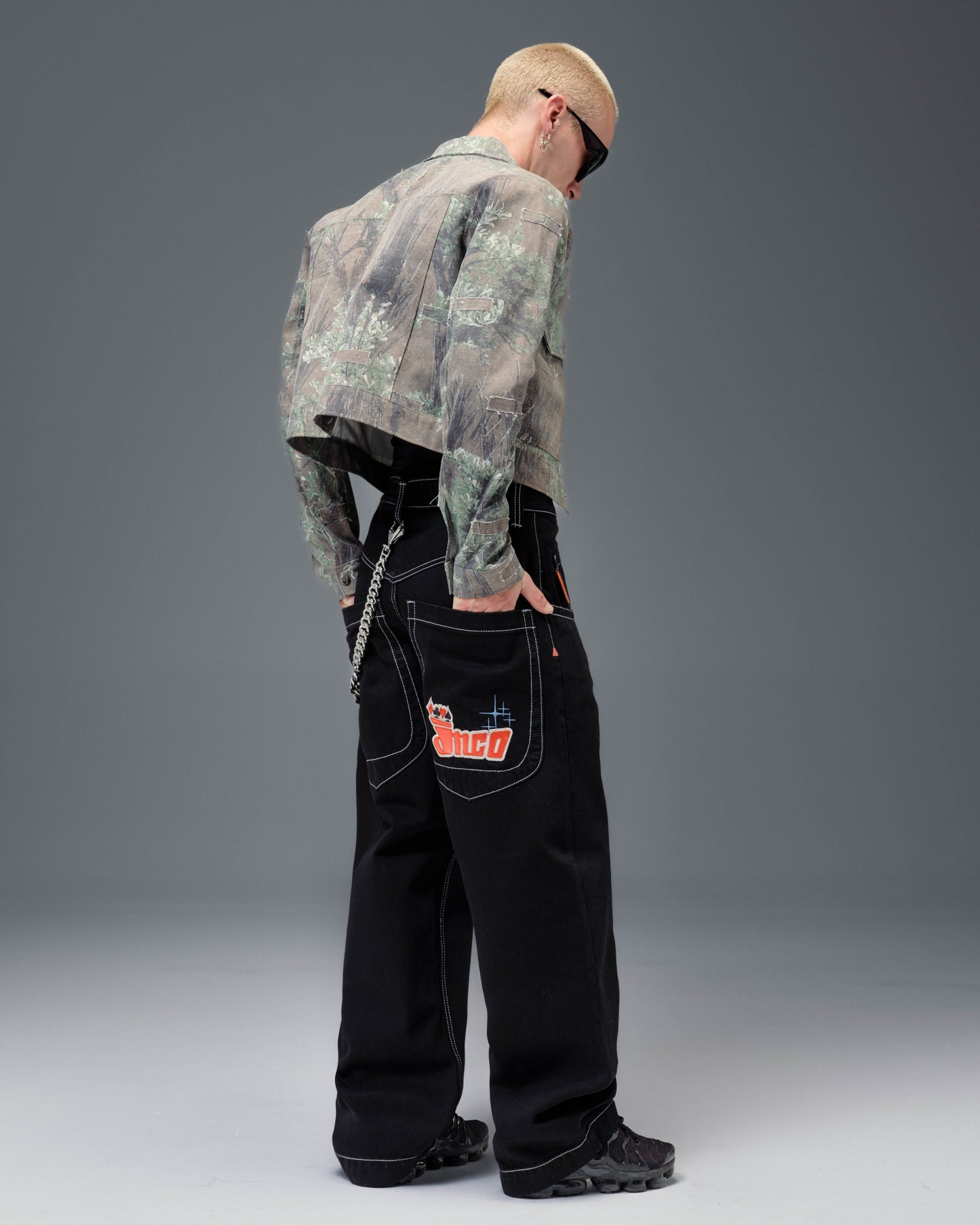 1169 Low Down Deck. 20". Jet Black.