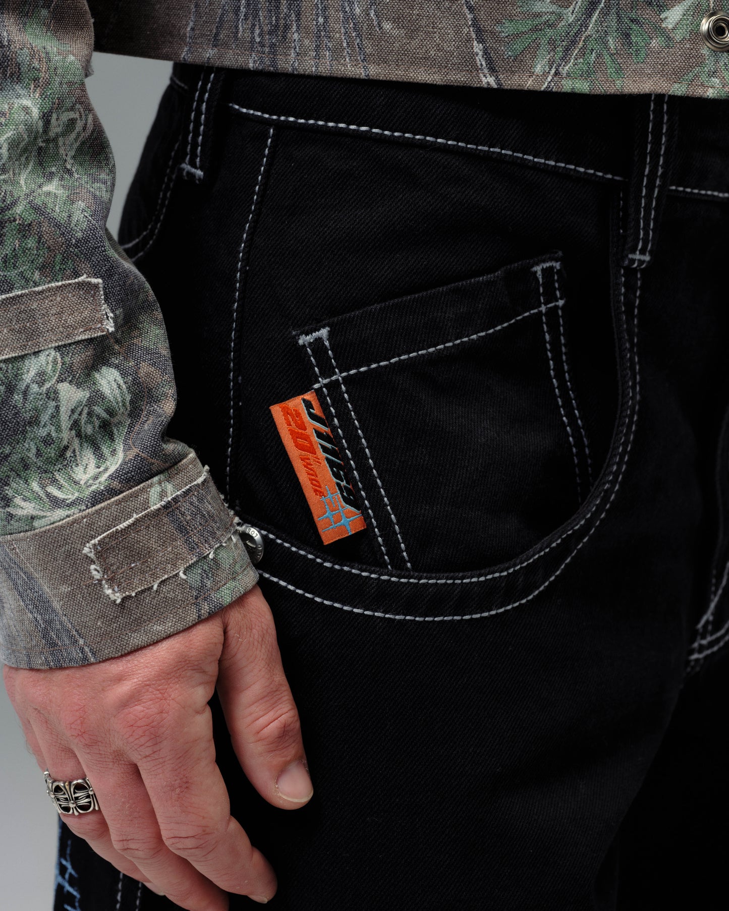 1169 Low Down Deck. 20". Jet Black.