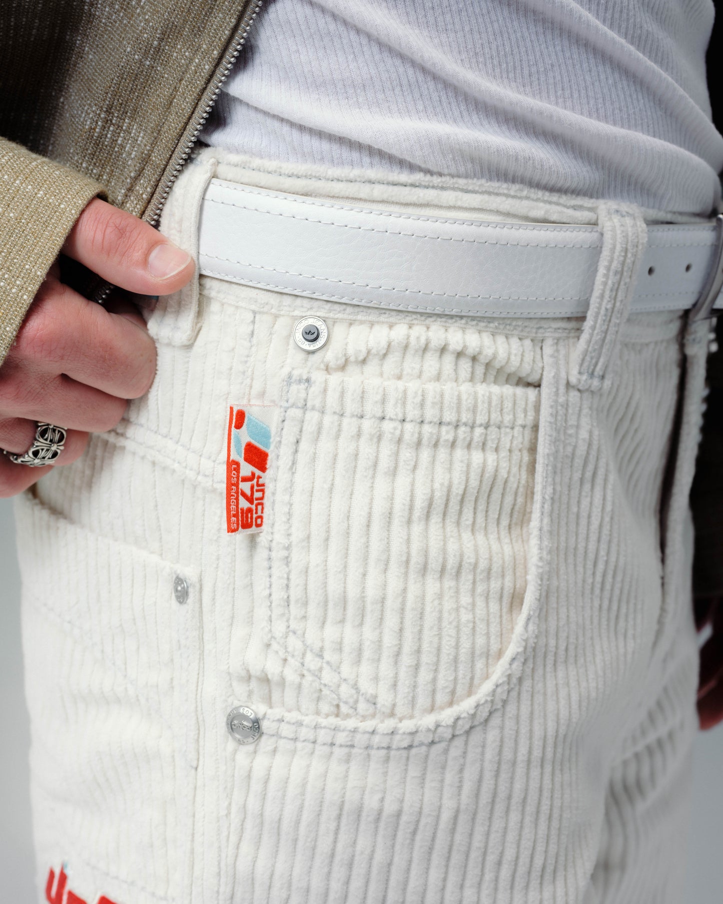 1179 Easy Wide Pipes. 23". 4 Wale Corduroy. Tofu.