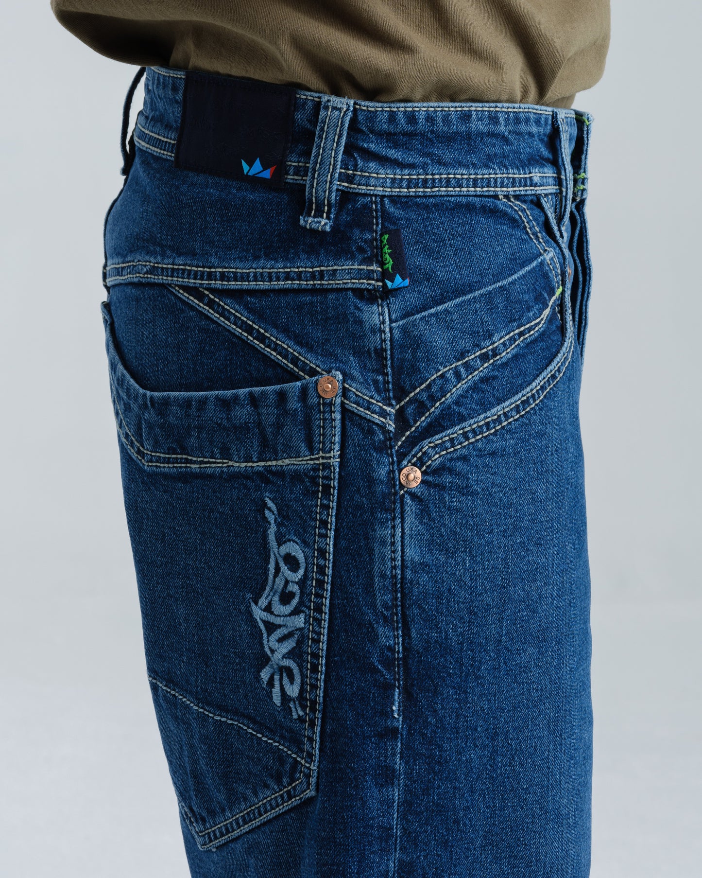 Pivot. 21". Hand-Sand Dark Stone.