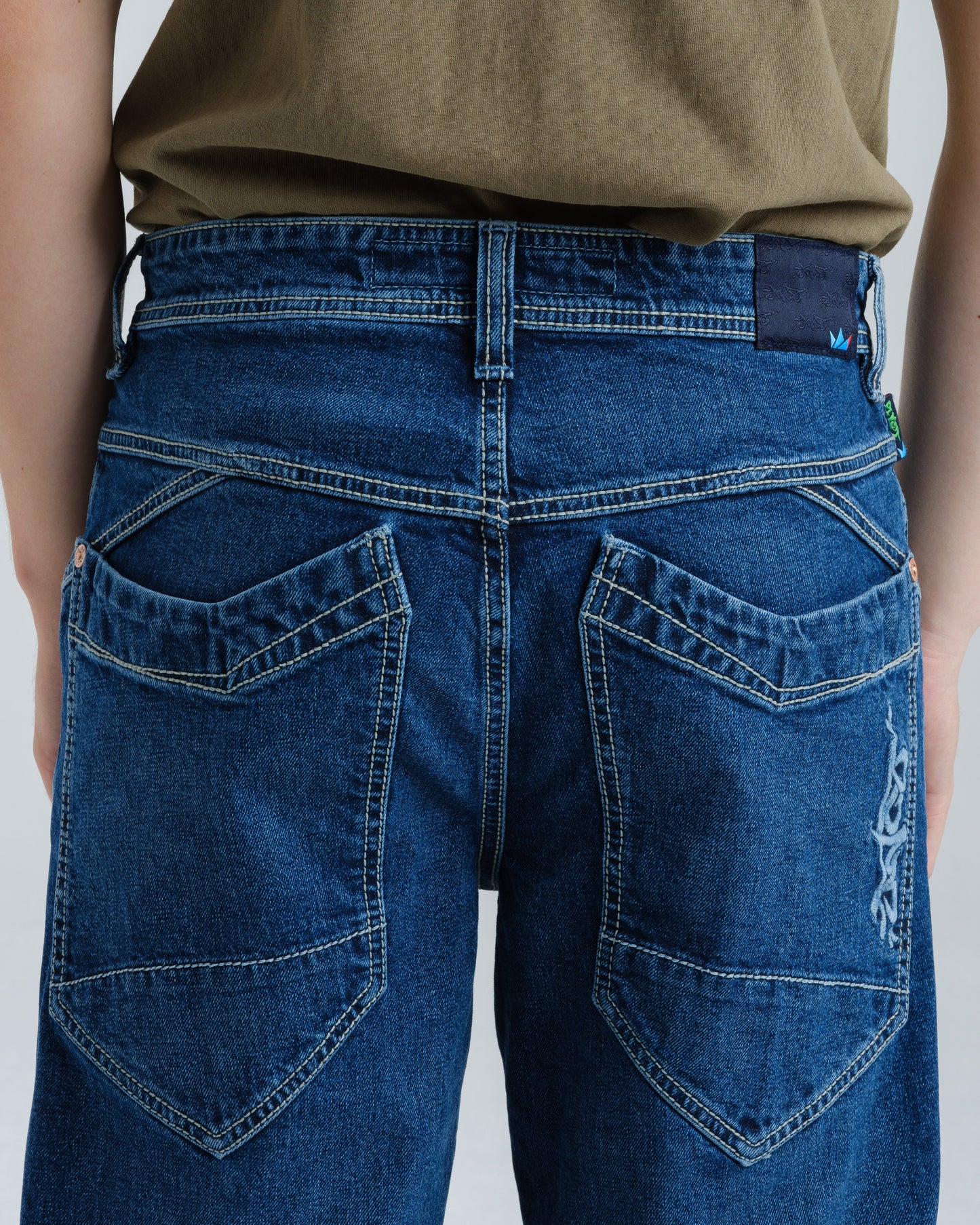 Pivot. 21". Hand-Sand Dark Stone.