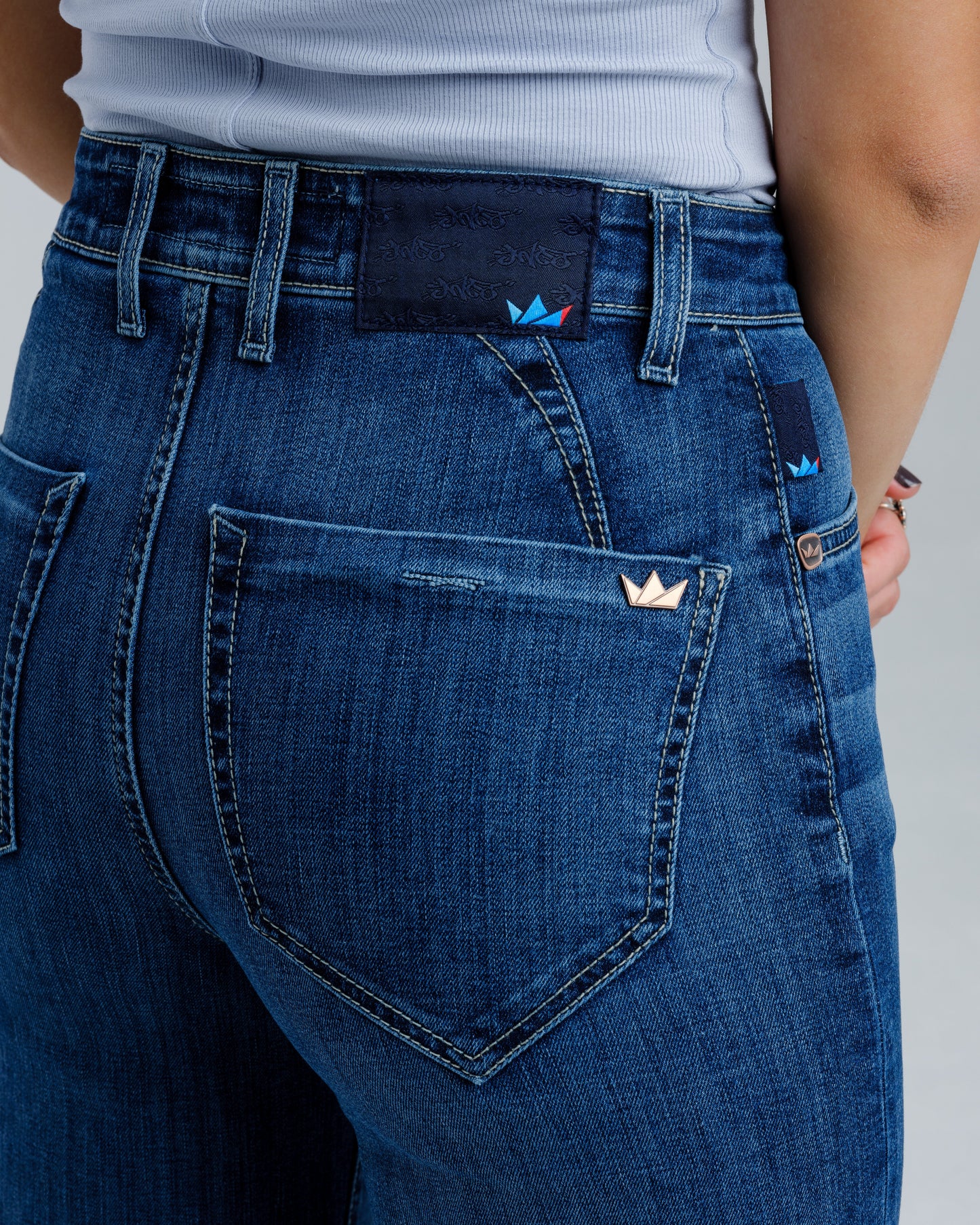 Vivianite. 28". Hand-Sand Dark Stone.