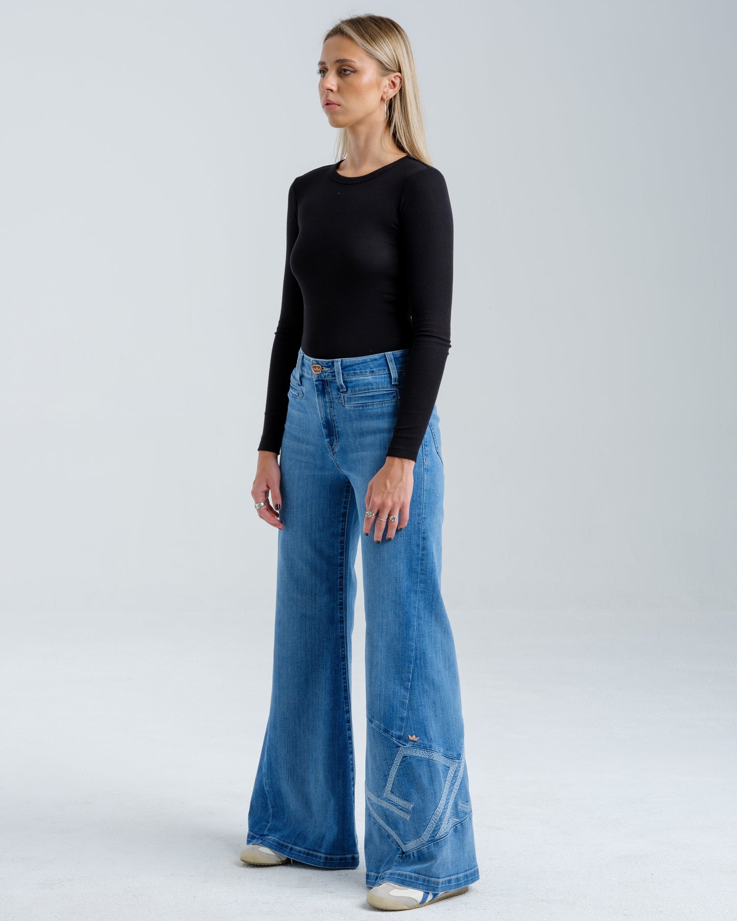 Kyanite. 30". Antique.