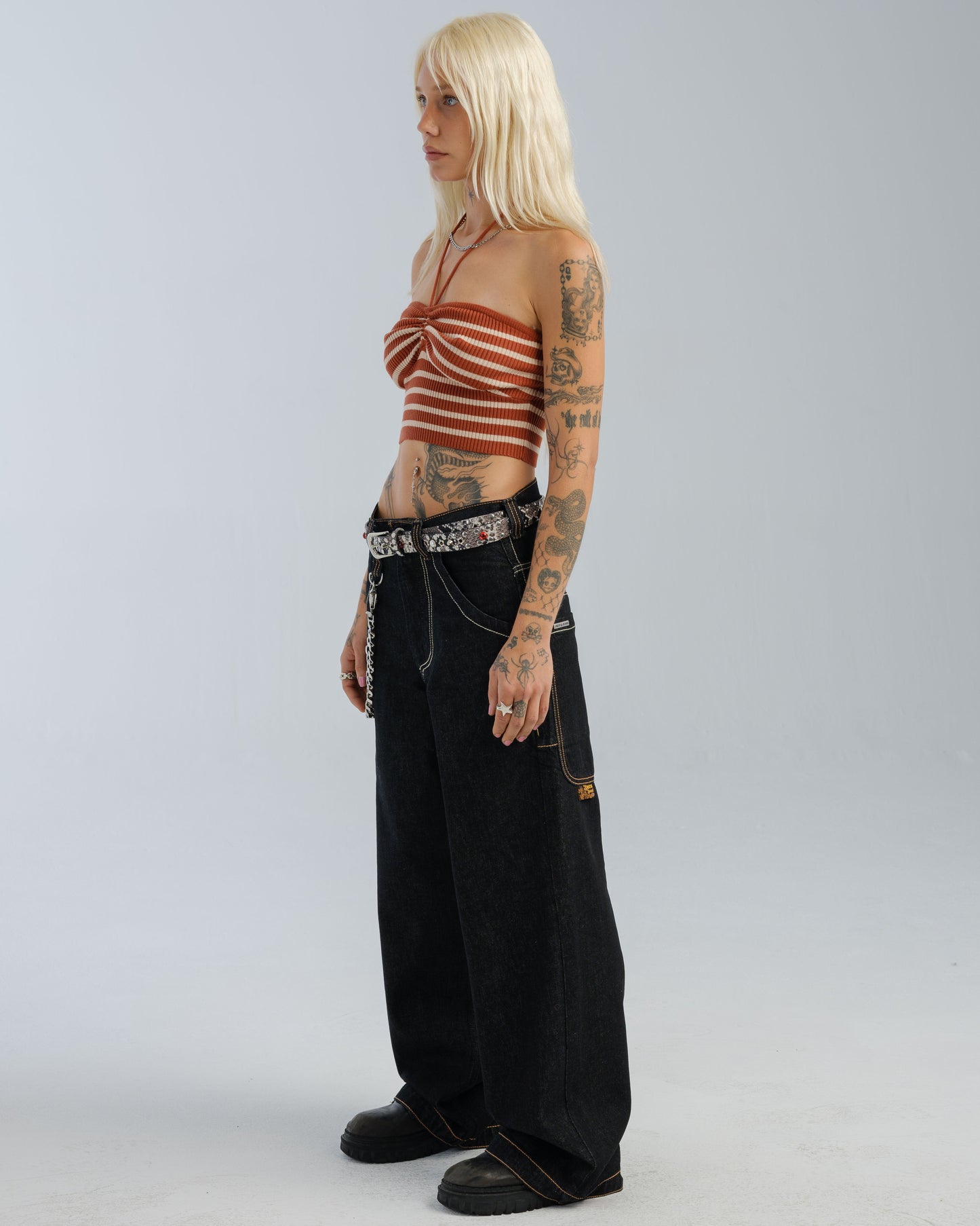 W Royal. 23". Laser Black.