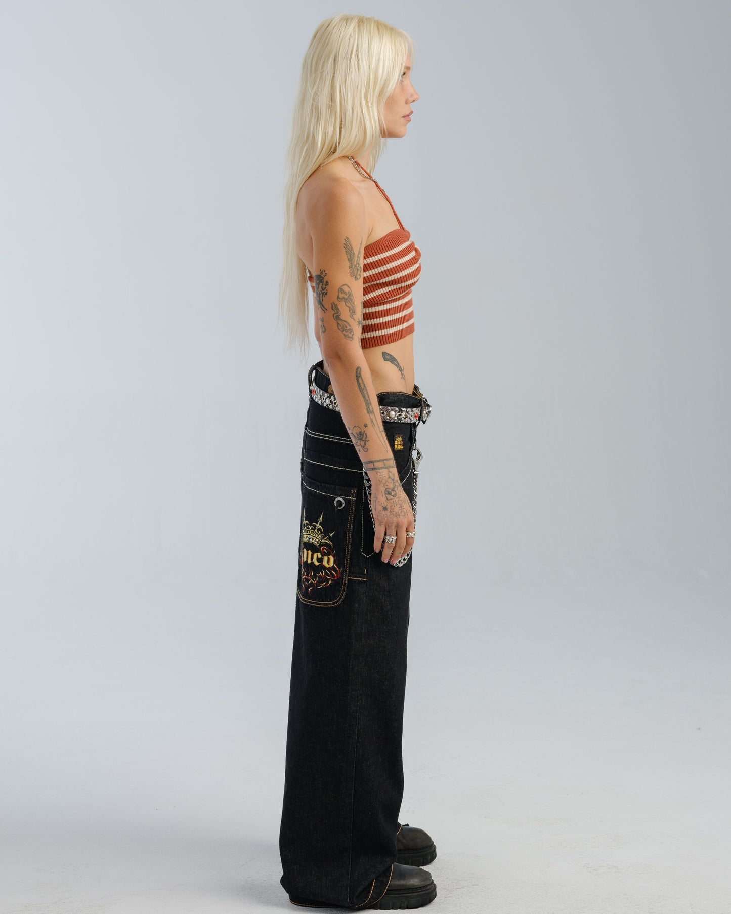 W Royal. 23". Laser Black.