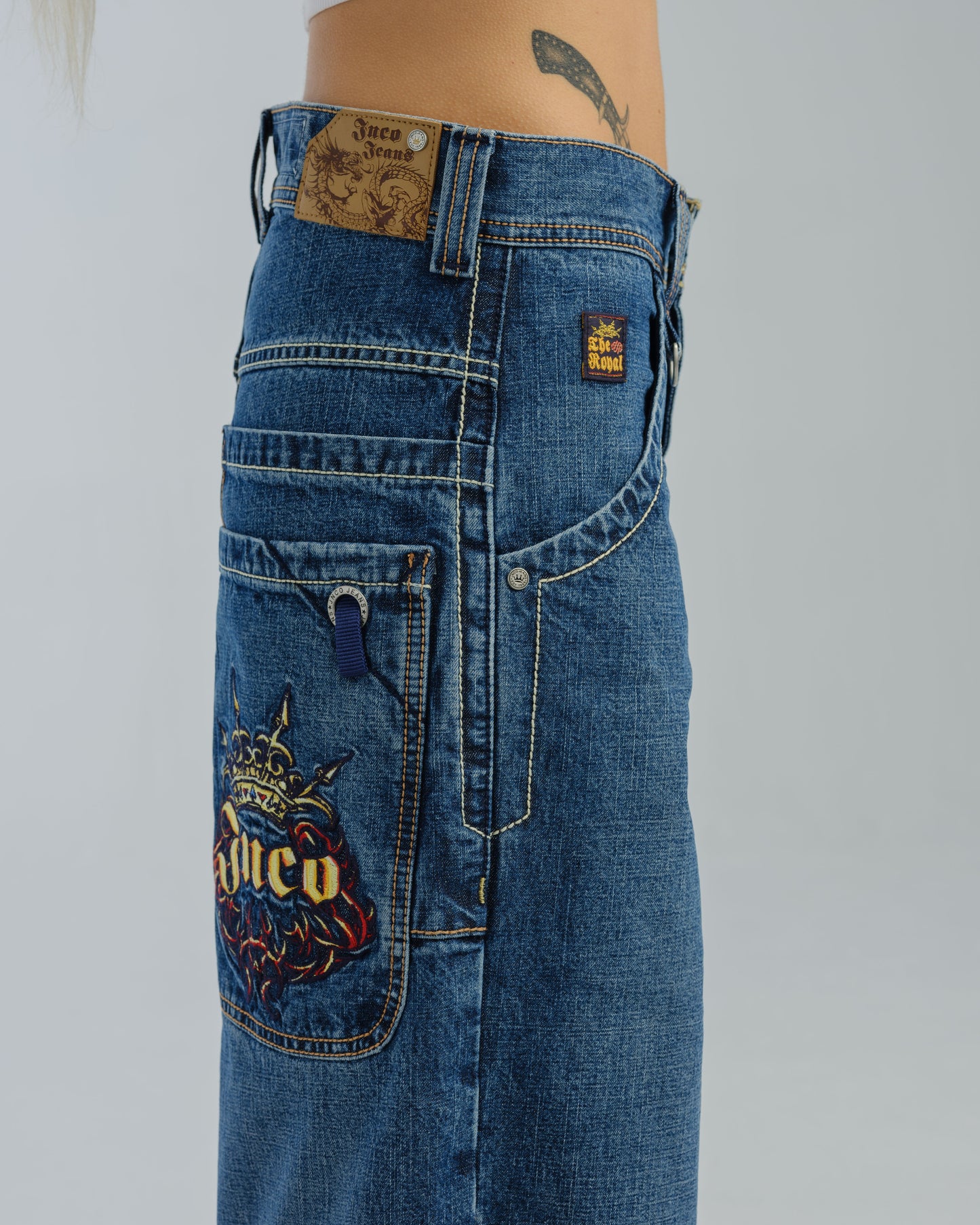 W Royal. 23". Hand-Sand Dark Stone.