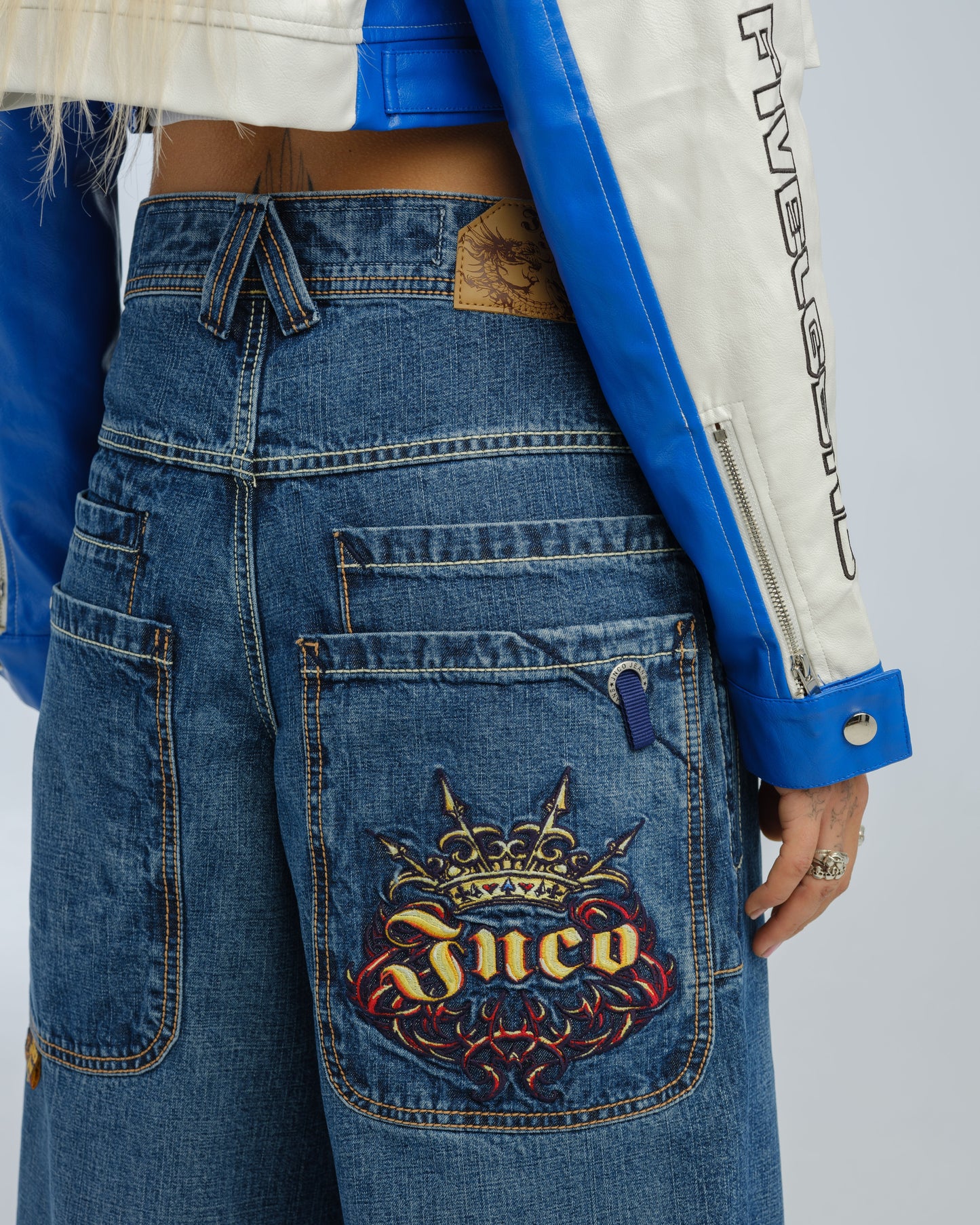 W Royal. 23". Hand-Sand Dark Stone.