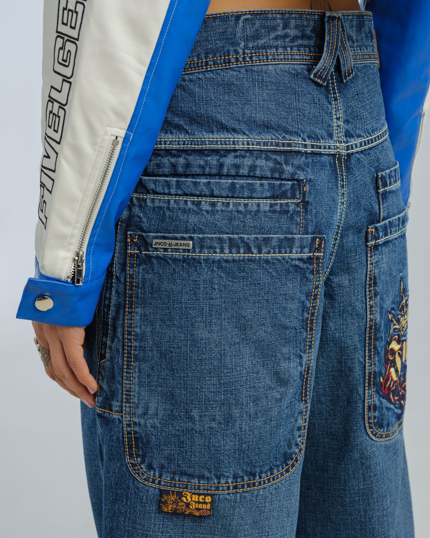 W Royal. 23". Hand-Sand Dark Stone.