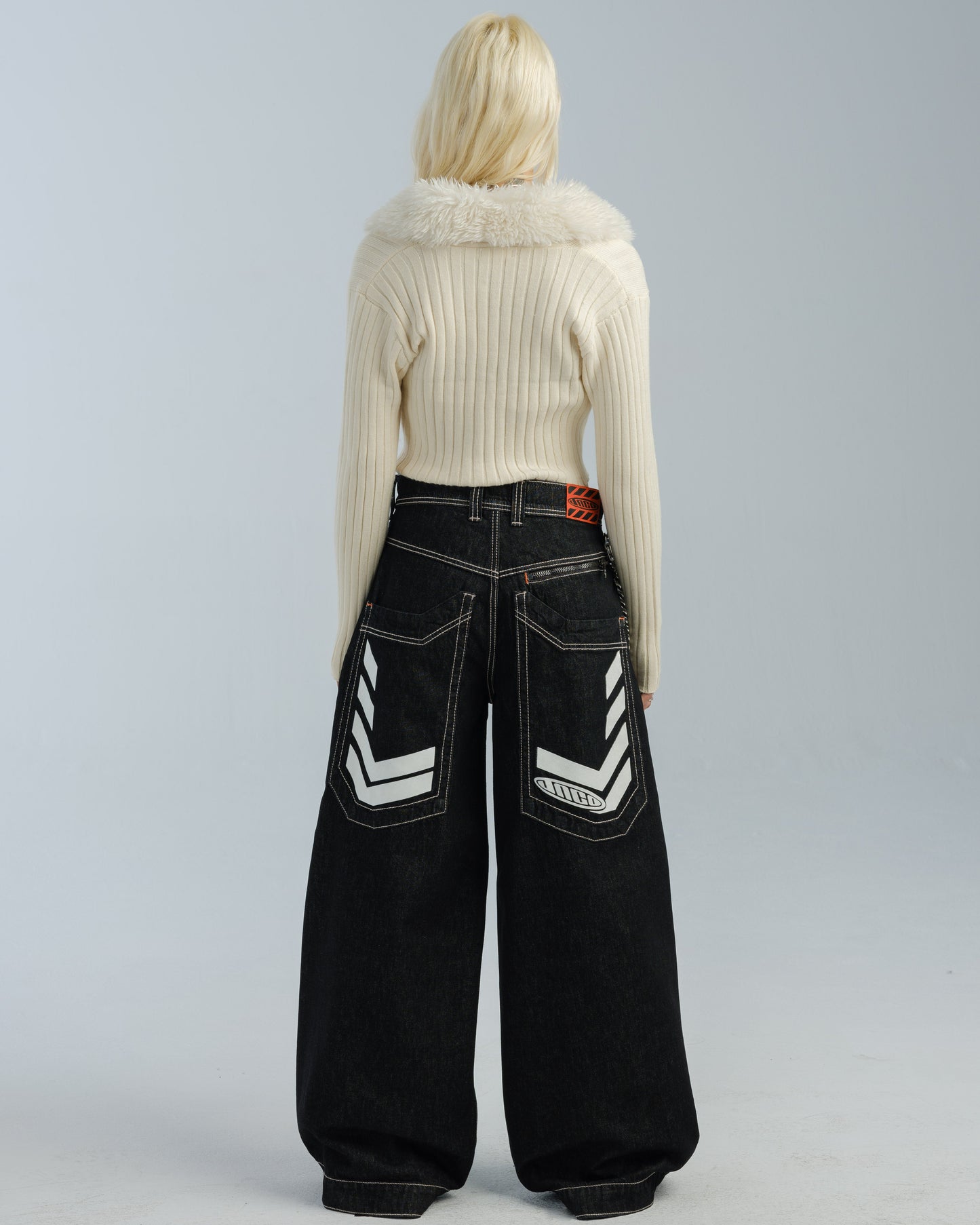 W Wide Load. 30". Laser Black.