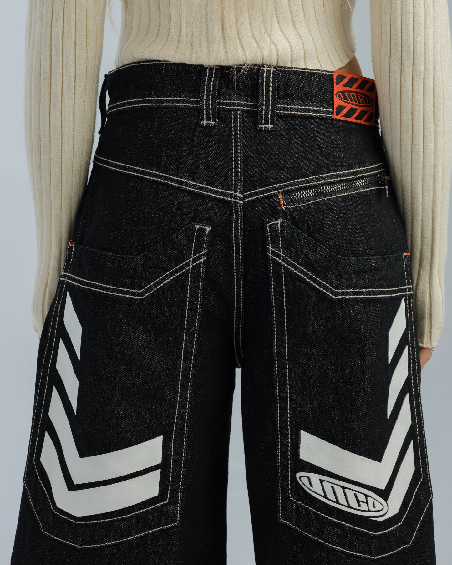 W Wide Load. 30". Laser Black.