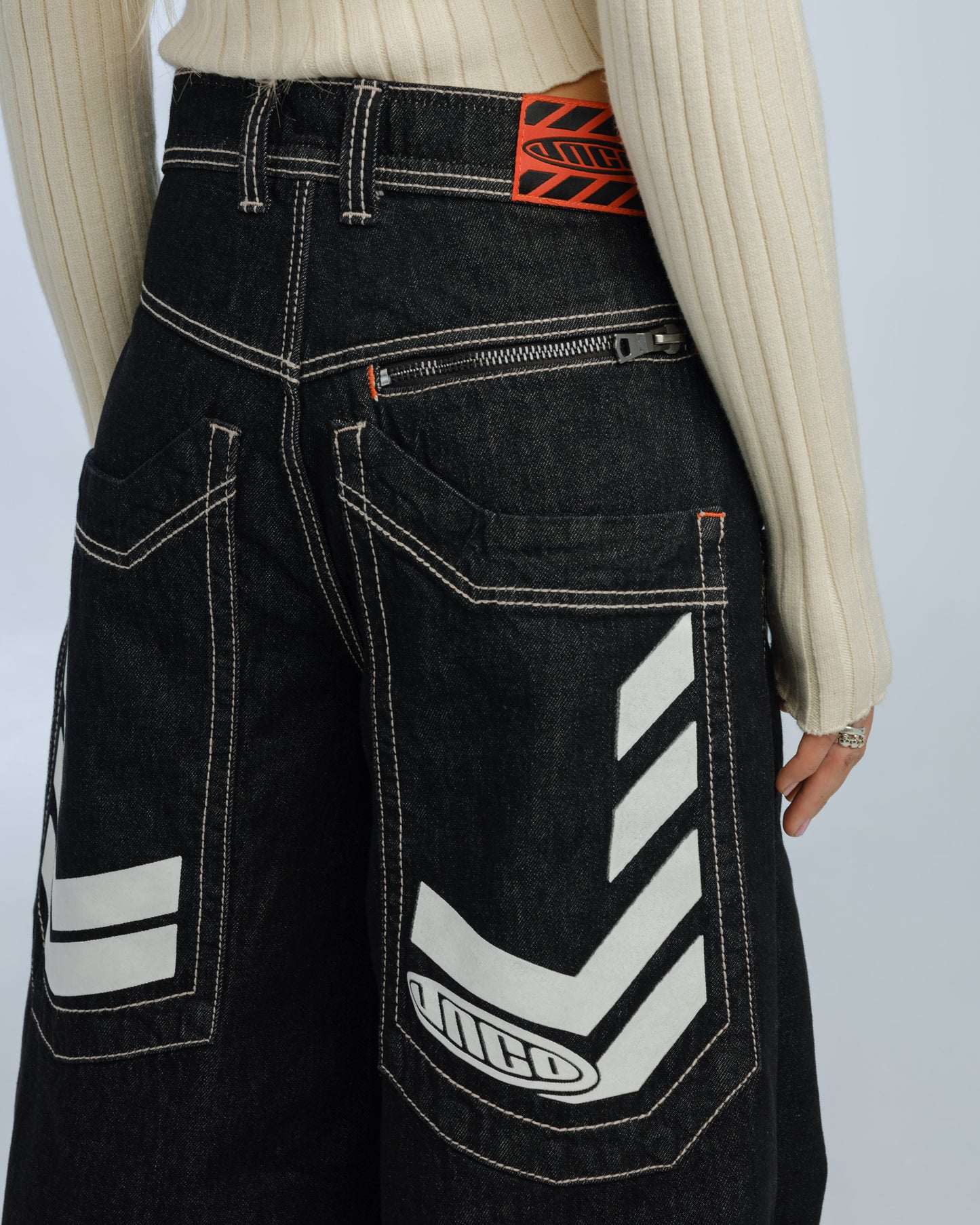 W Wide Load. 30". Laser Black.