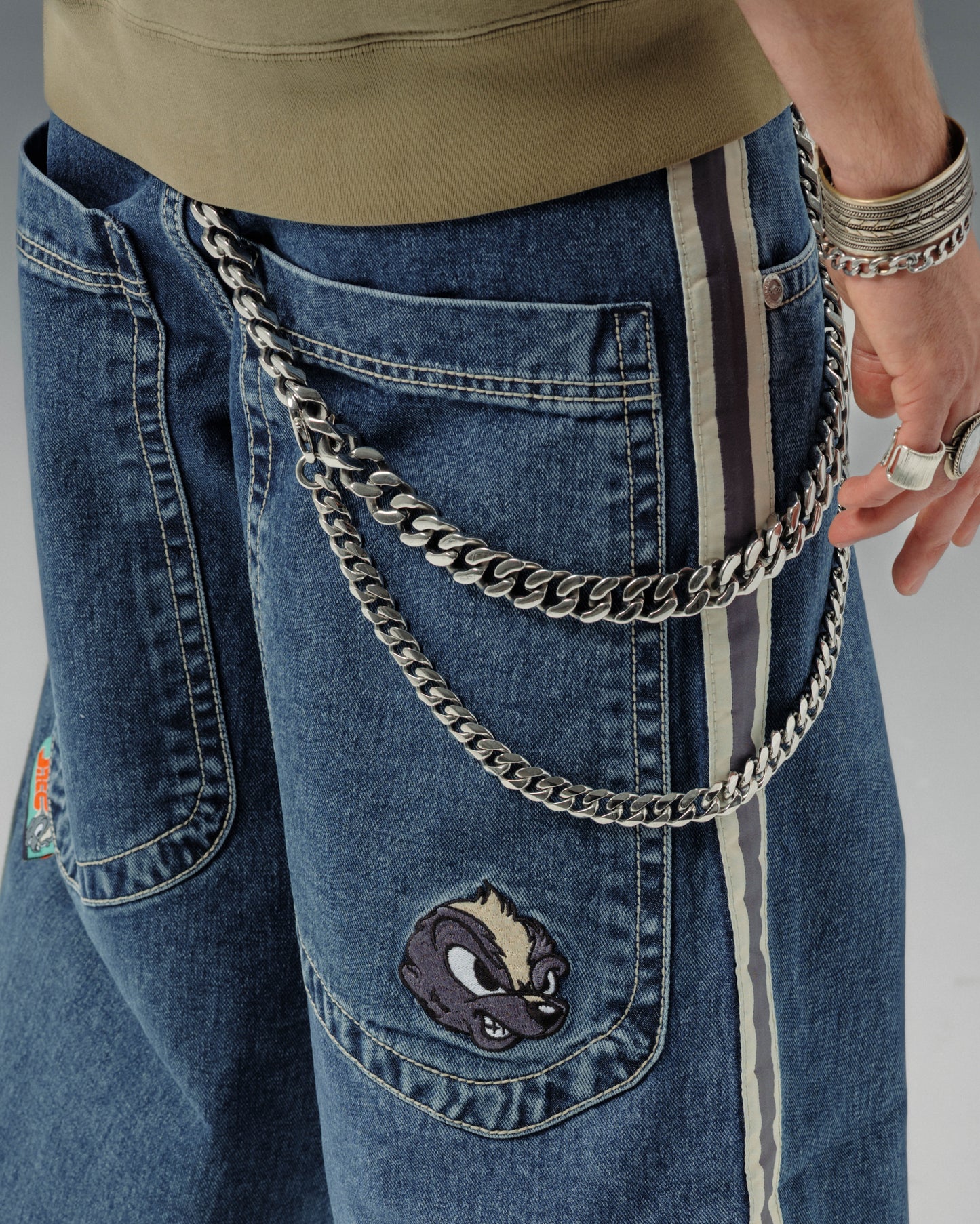 Skunk. 26". Dark Stone.