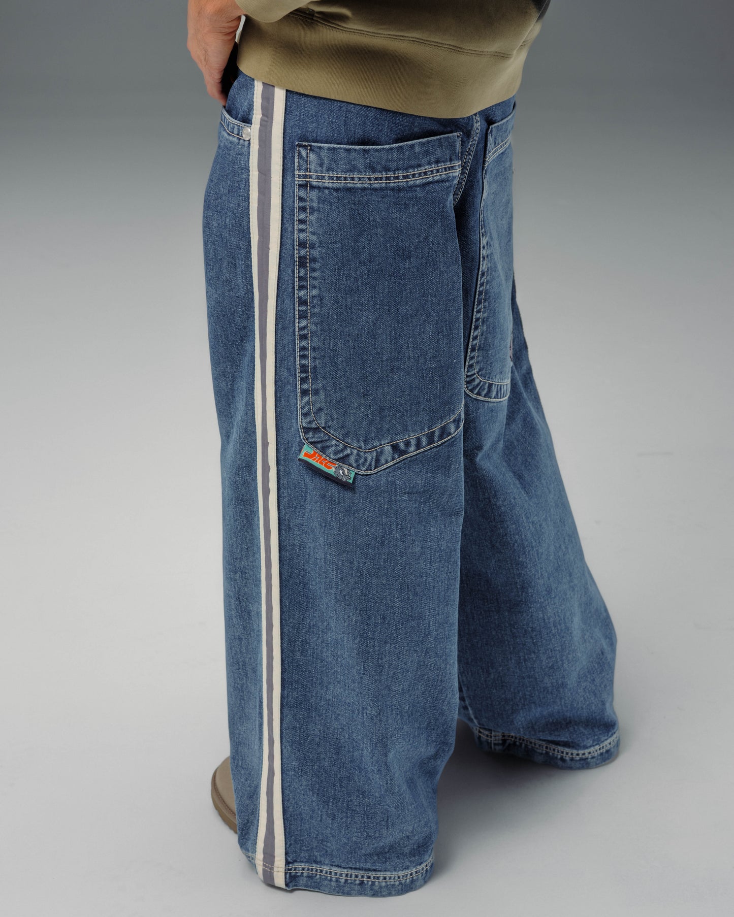 Skunk. 26". Dark Stone.