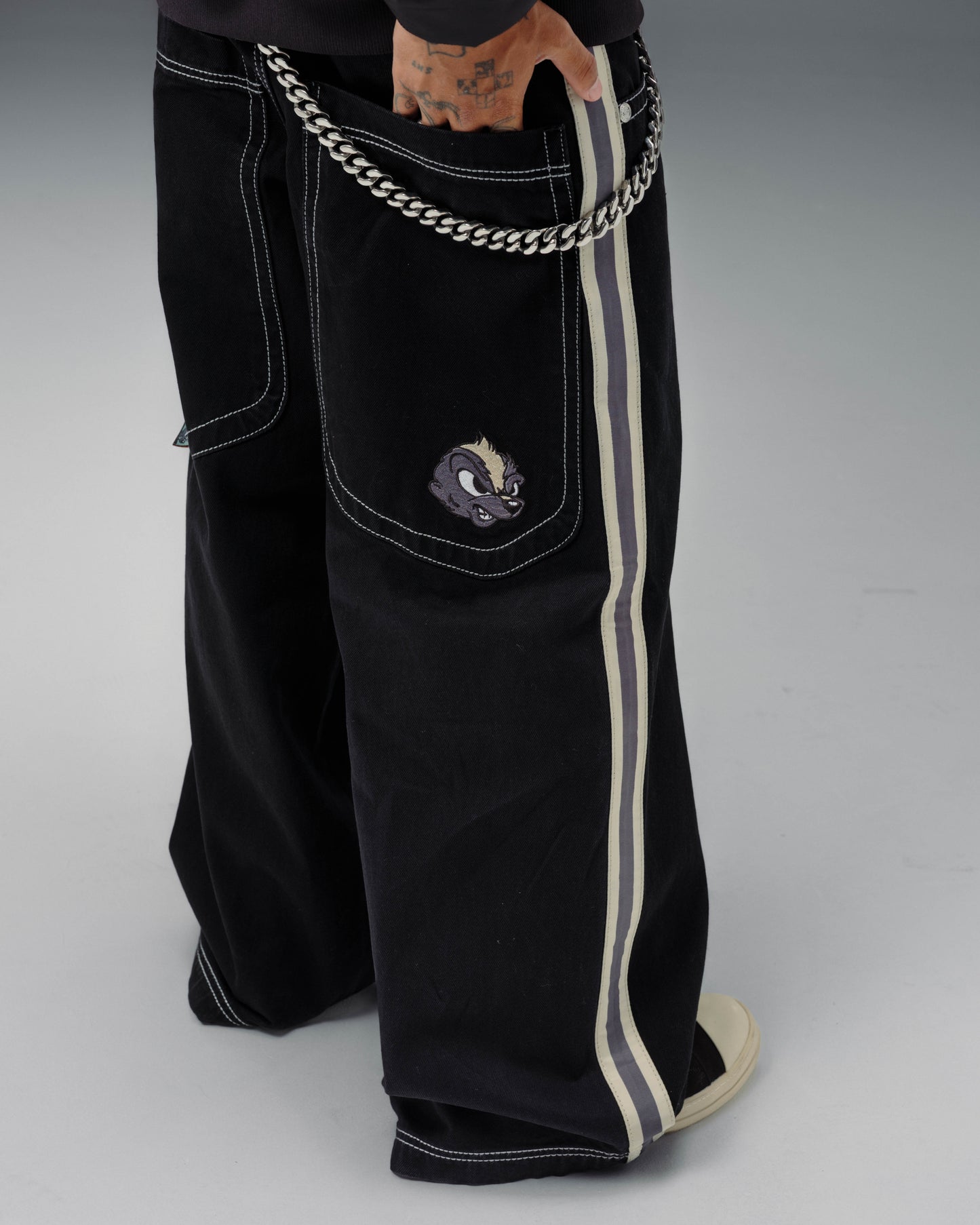 Skunk. 26". Jet Black.