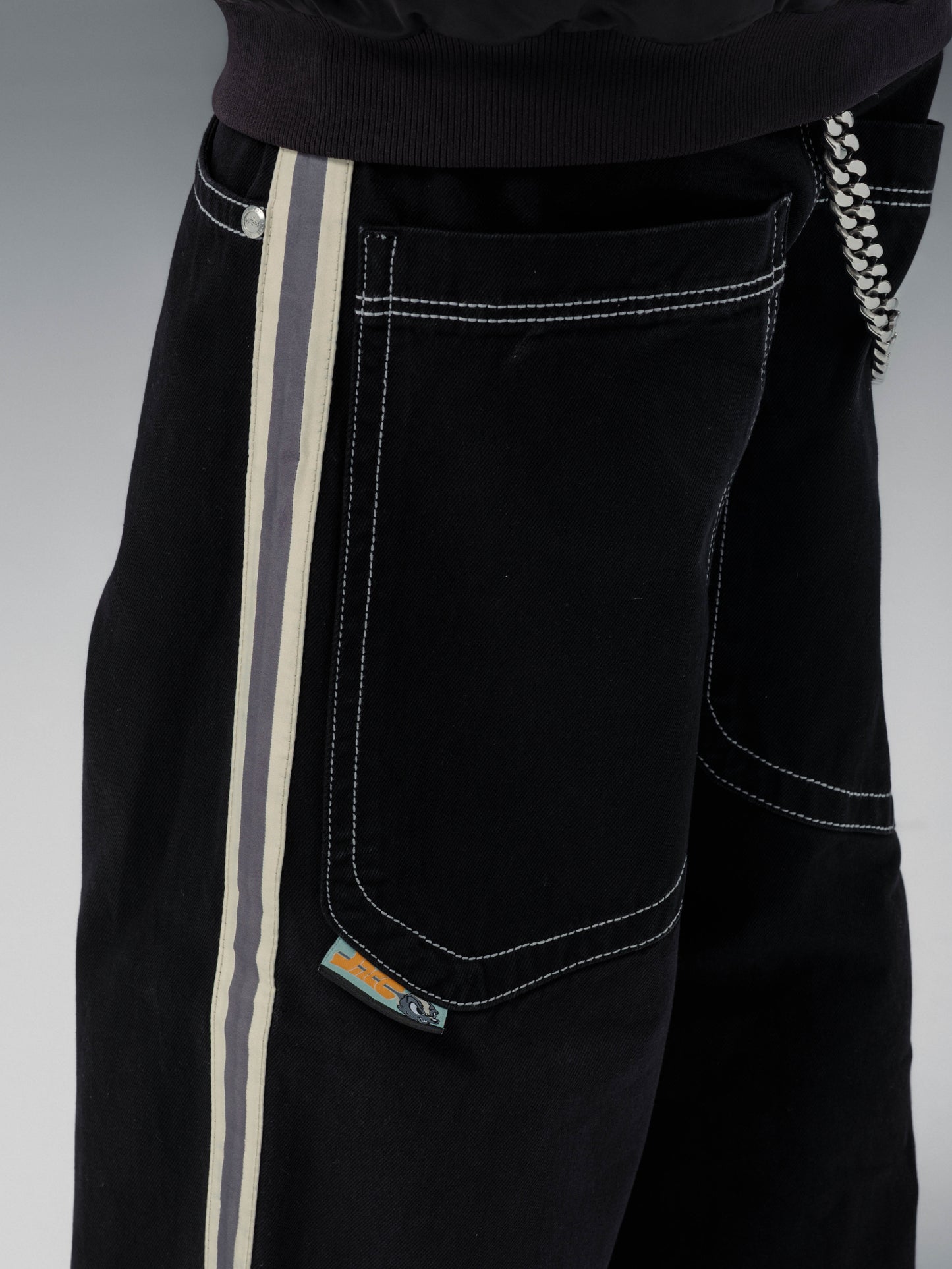 Skunk. 26". Jet Black.