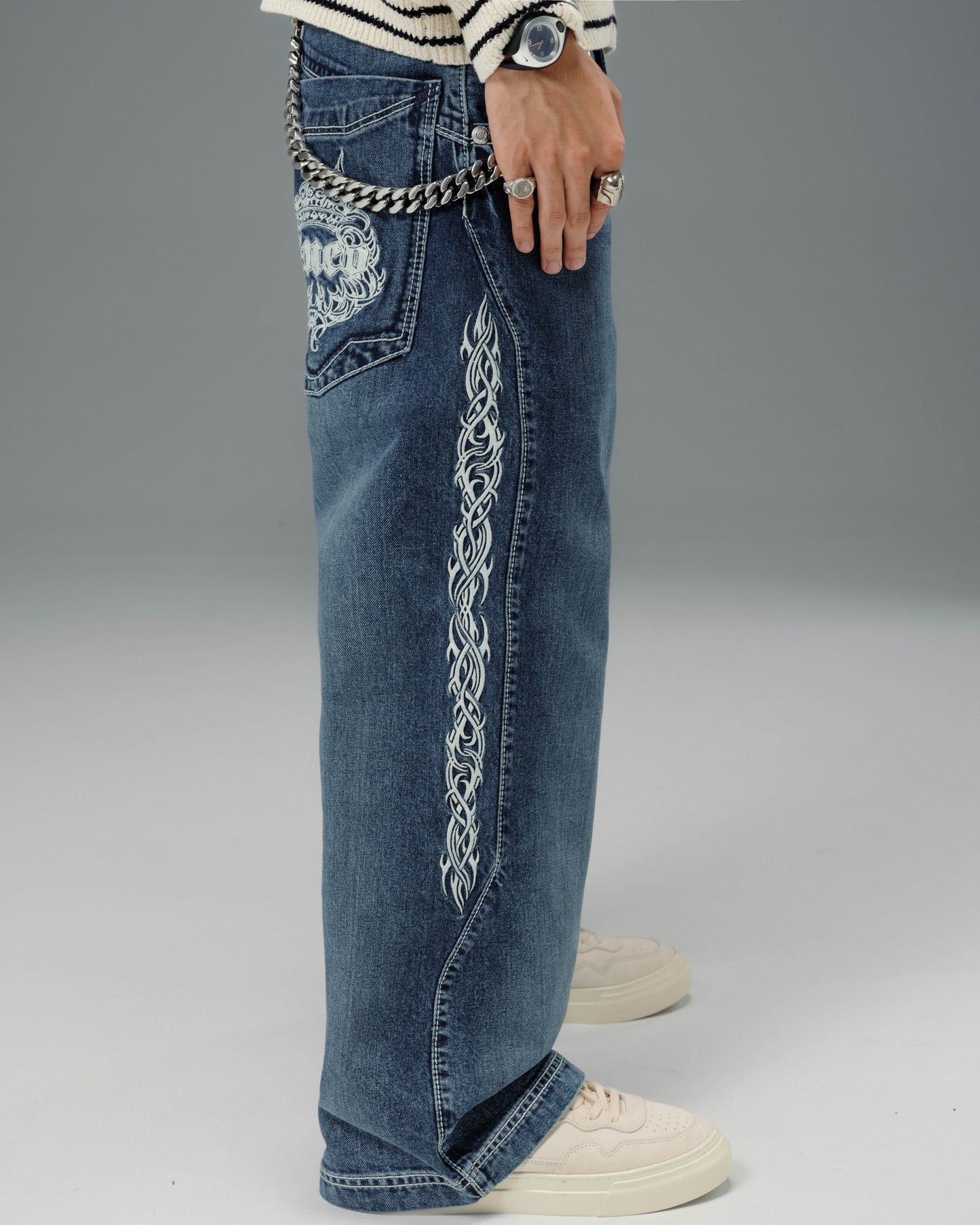 Majestik. 23". Hand-Sand Dark Stone.