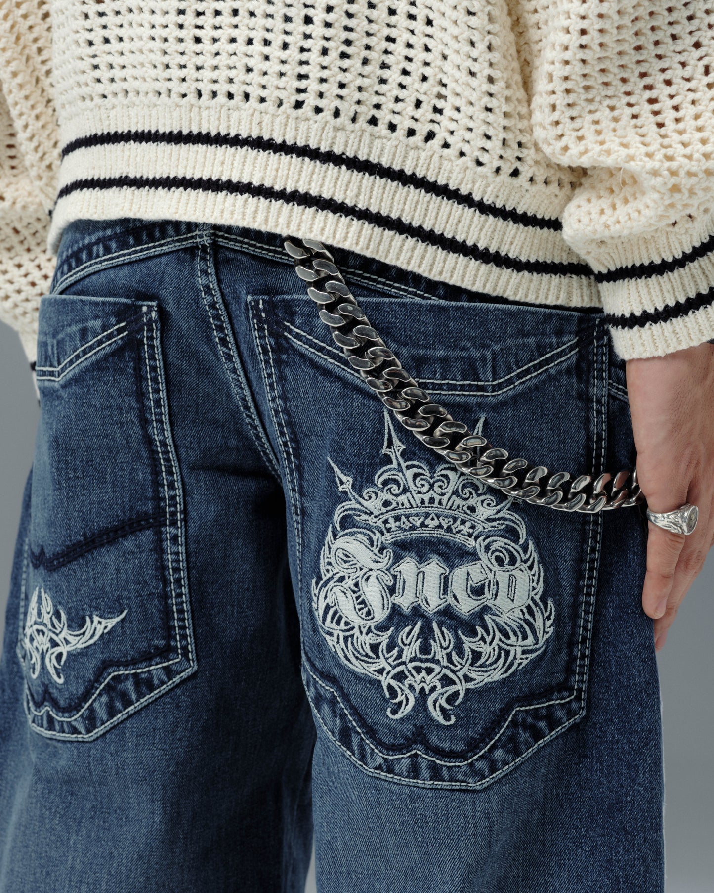 Majestik. 23". Hand-Sand Dark Stone.