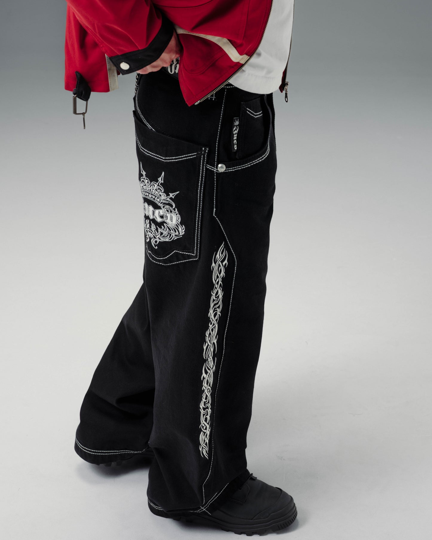 Majestik. 23". Jet Black.