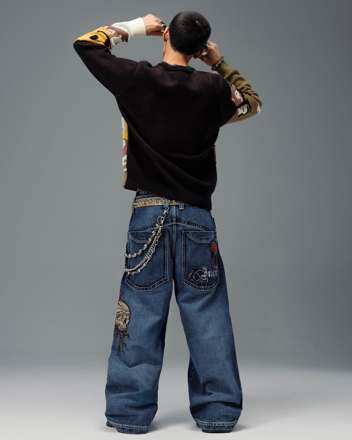 Skull & Roses. 24". Hand-Sand Dark Stone.