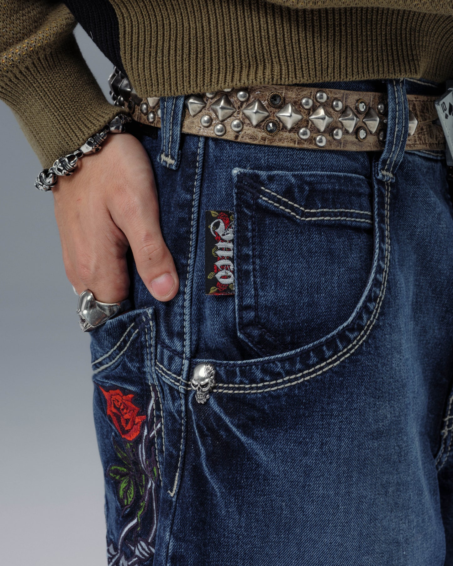 Skull & Roses. 24". Hand-Sand Dark Stone.