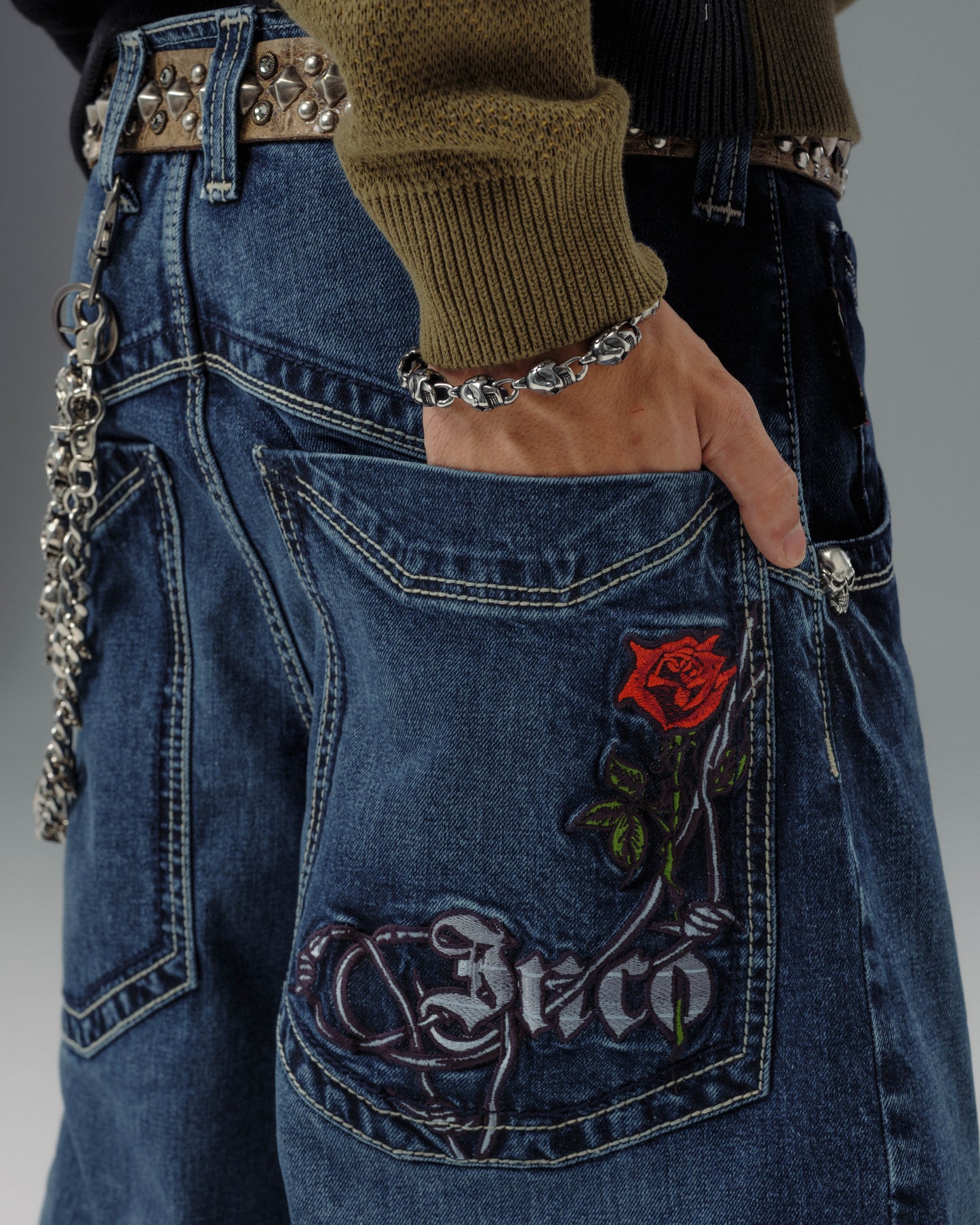 Skull & Roses. 24". Hand-Sand Dark Stone.